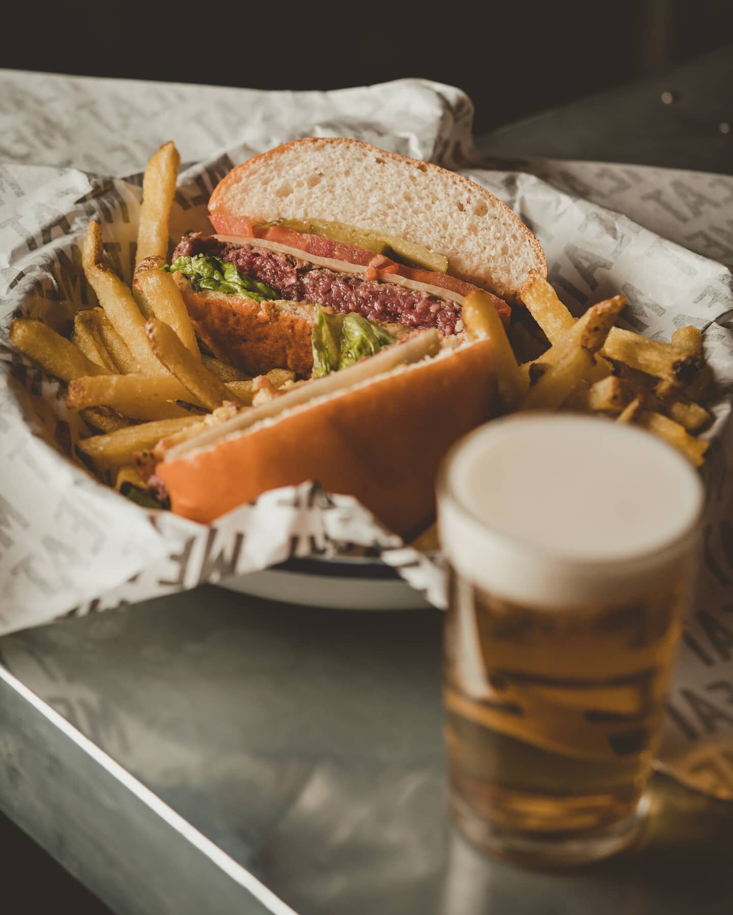 A LO GRANDE 🚀&ndash; La Royale con queso que te est&aacute; rondando la cabecita toda la semana&hellip;

🍔Con 100% vacuno + cheddar Monterey Jack, el tr&iacute;o m&aacute;gico de lechuga, tomate, pepinillo y culminamos con nuestra mayo-mostaza.

#M