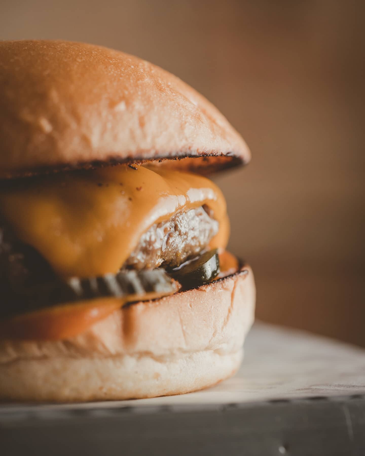 TE HAS PILLADO POR ELLA 😍🍔

&ndash; La Mustang Sally te enamora con solo asomarse un poquito.
H&iacute;ncale el diente a la carne de pica&ntilde;a, con cheddar americano, buenos jalape&ntilde;os caseros, pepinillos y un el toque de perfecci&oacute;