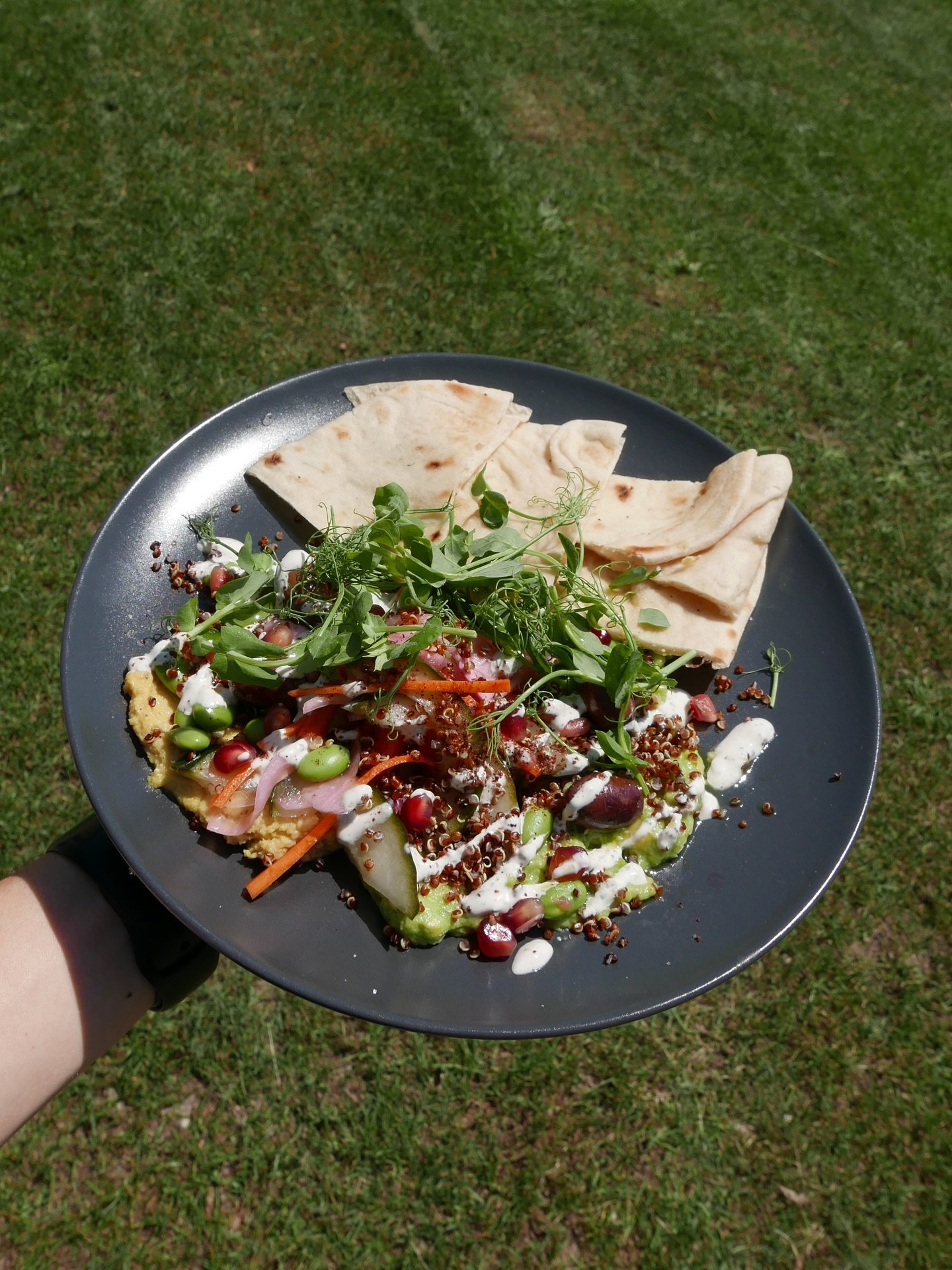 The Yard Grazing Plate 🌱🫛

&hellip; hummus, avocado, pickled veg, edamame beans, spiced mint yoghurt, quinoa + olives, served with a warmed flatbread 🫒 

Open 9am - 4pm, come try this weekend!