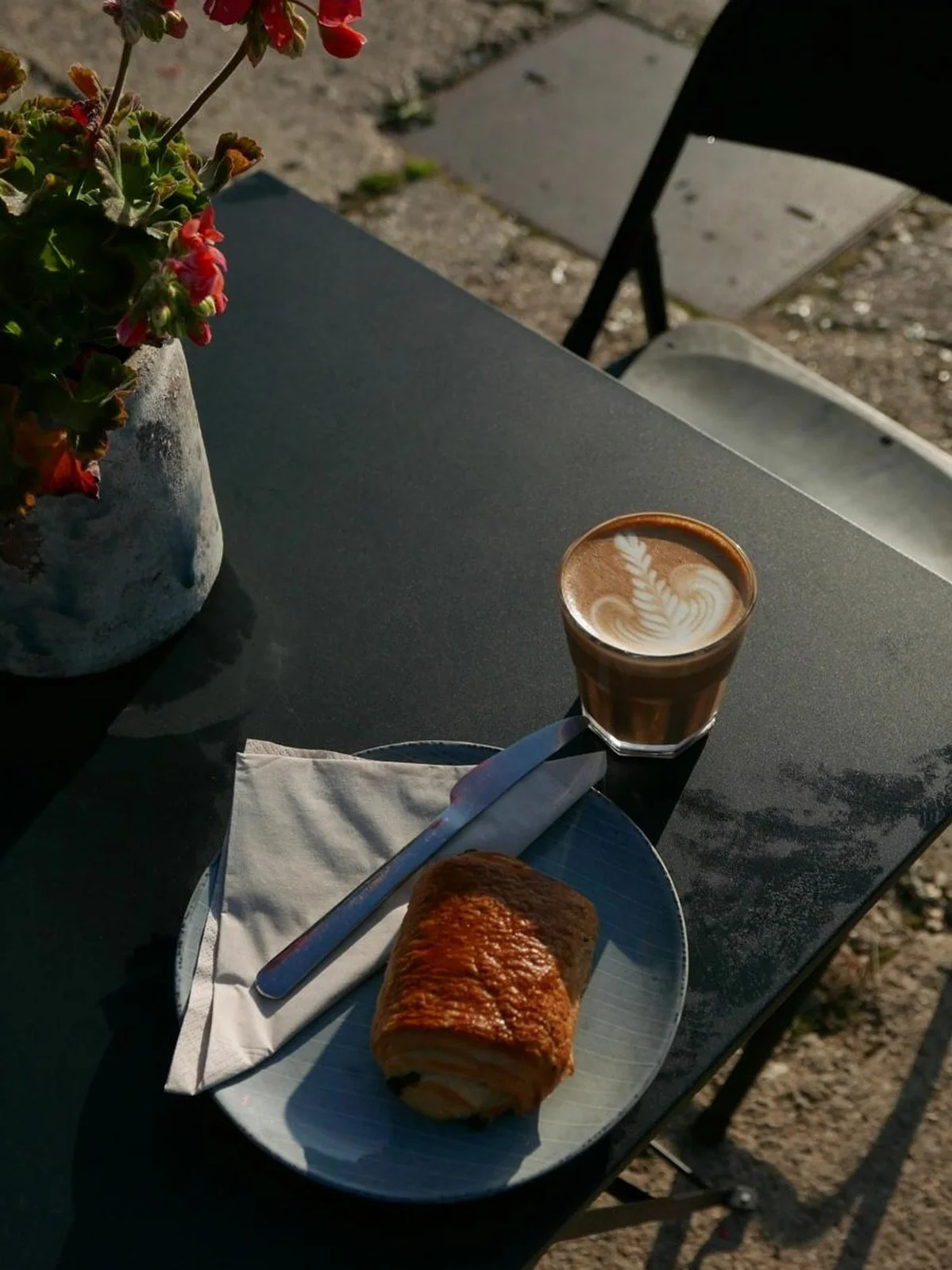 The perfect Autumn morning set-up 🌥️🥐 

&hellip; back today from 9am ☕️