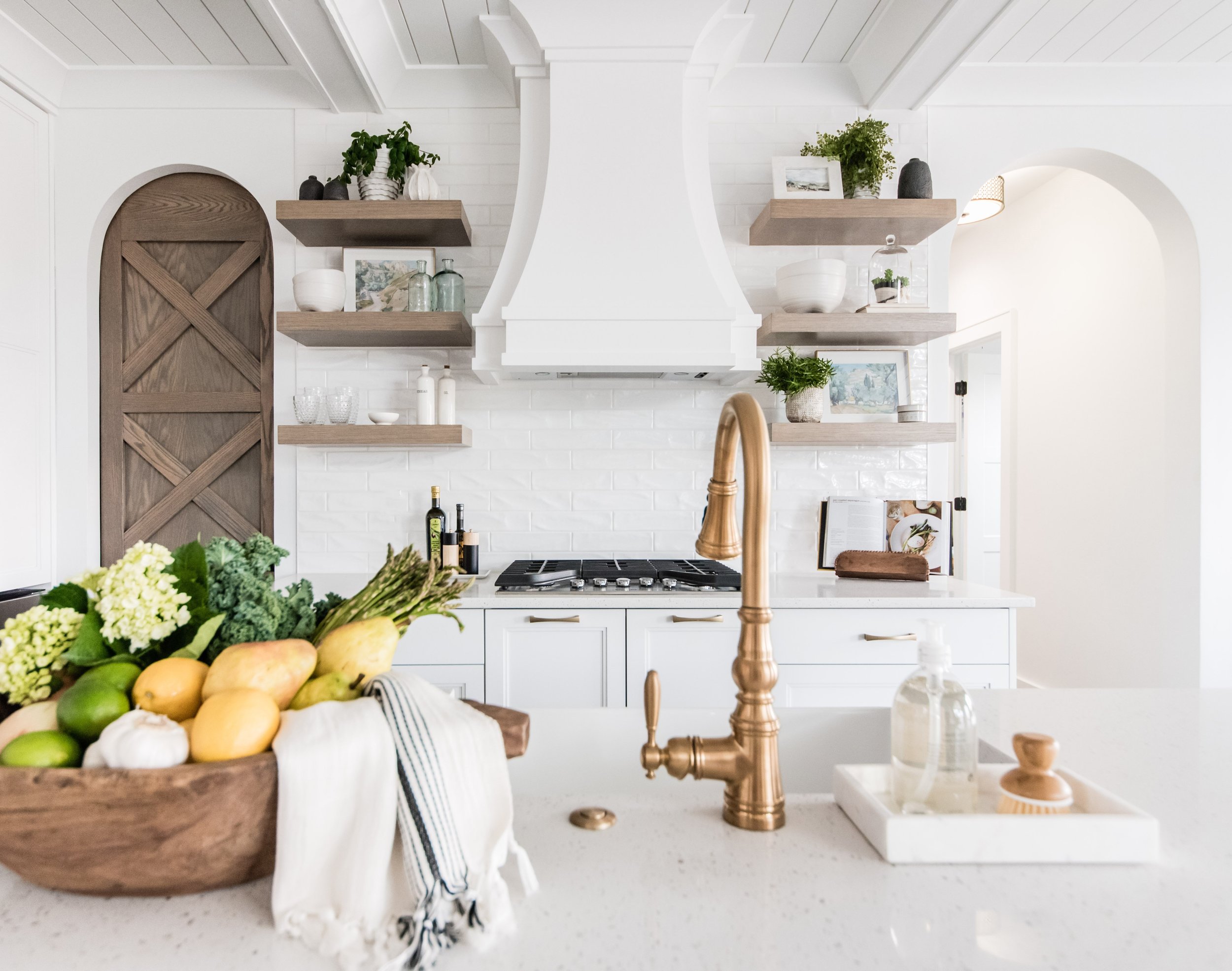  Liz Powell Design tells what kind of tile to use in your kitchen when building your dream house. kitchen tile ideas white tile backsplash ideas #LizPowellDesign #InteriorDesignUtah #InteriorDesigner #buildingahome #tile #backsplash #dreamhome #inter