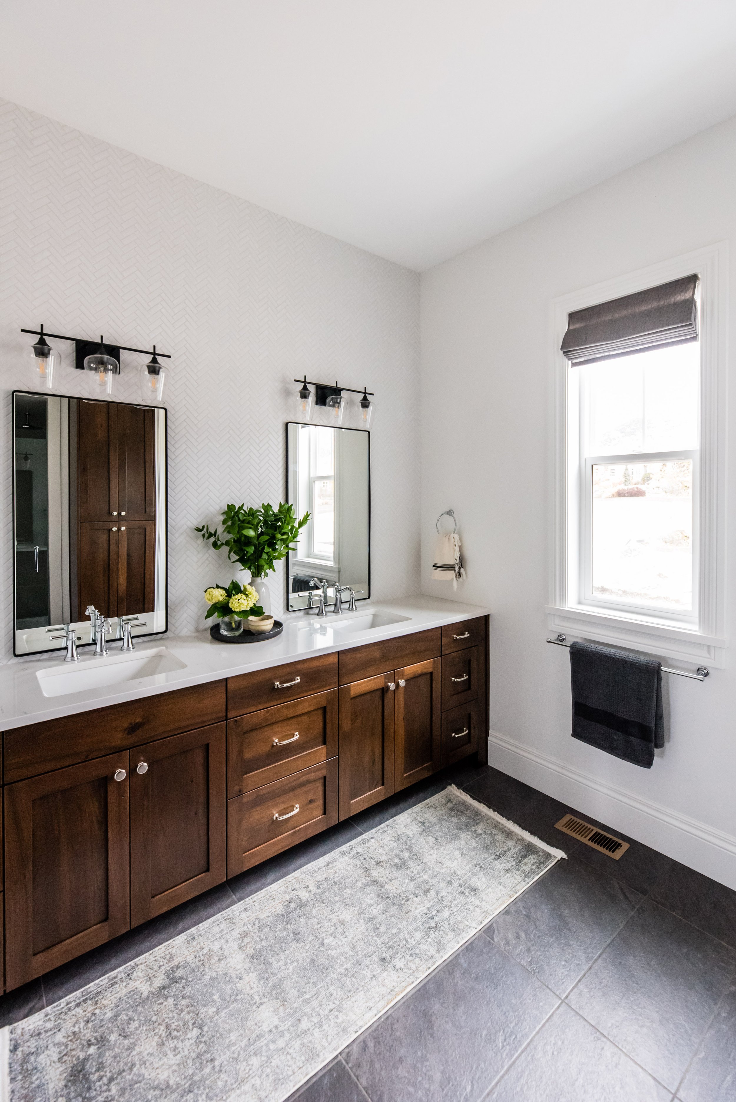  Choose the right cabinets for your bathroom with interior designer Liz Powell Design in Logan, Utah. Wood bathroom vanity modern bathroom #LizPowellDesign #InteriorDesignUtah #InteriorDesigner #buildingahome #cabinetry #dreamhome #interiors #kitchen