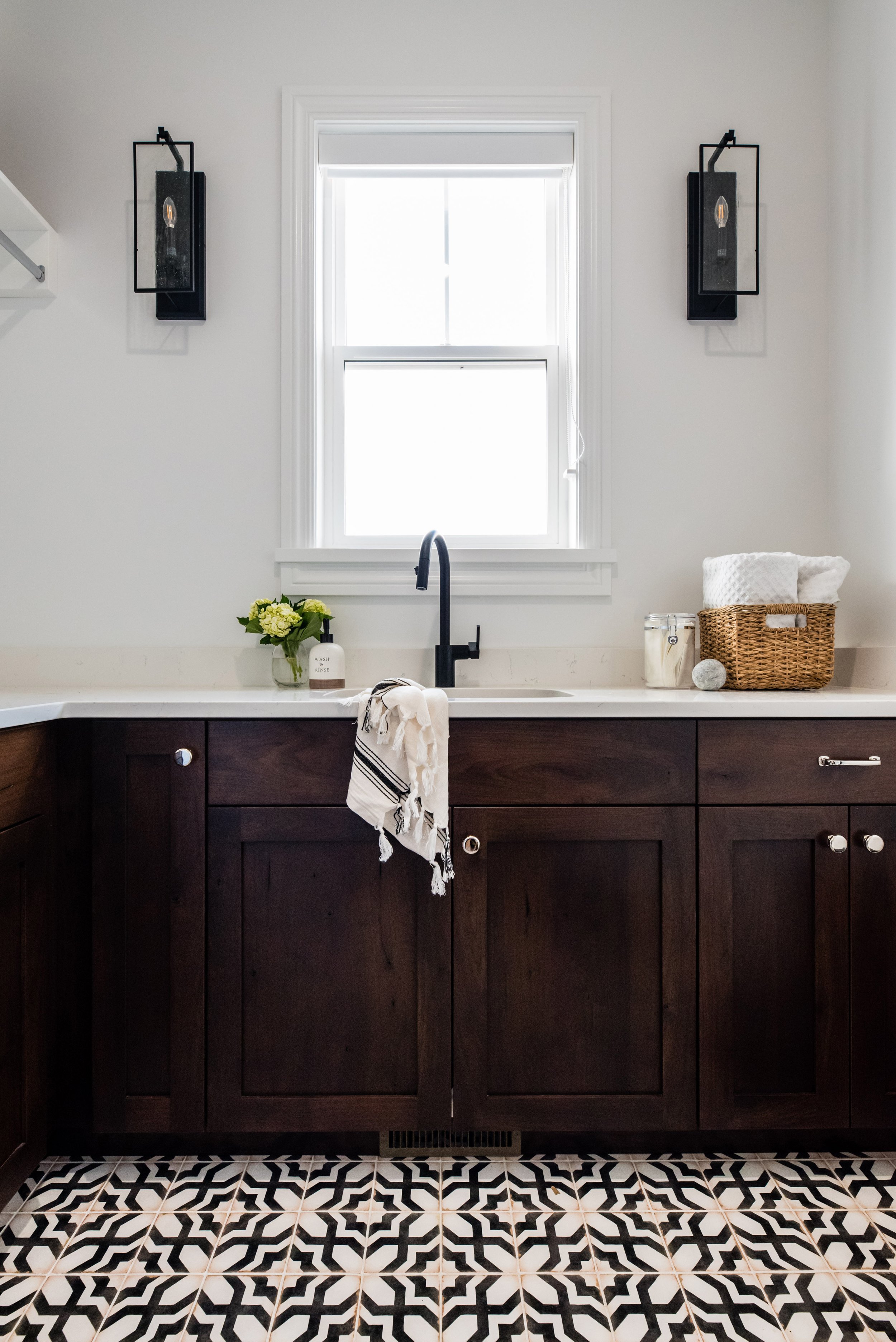  How to pick out the perfect kitchen cabinets for a modern farmhouse by Liz Powell Design. natural wood kitchen cabinets modern farmhouse kitchen #LizPowellDesign #InteriorDesignUtah #InteriorDesigner #buildingahome #cabinetry #dreamhome #interiors #