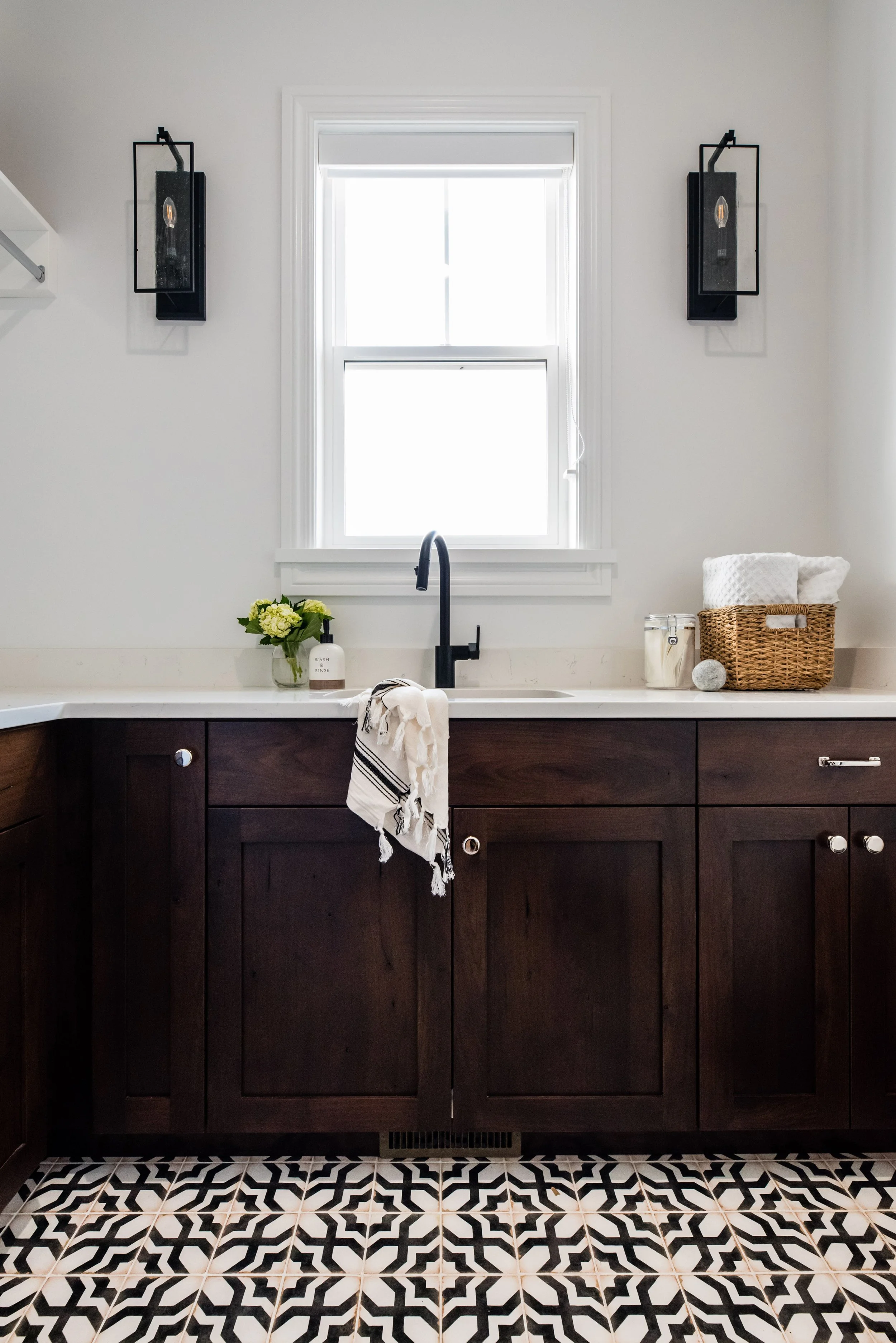 How to pick out the perfect kitchen cabinets for a modern farmhouse by Liz Powell Design. natural wood kitchen cabinets modern farmhouse kitchen #LizPowellDesign #InteriorDesignUtah #InteriorDesigner #buildingahome #cabinetry #dreamhome #interiors #