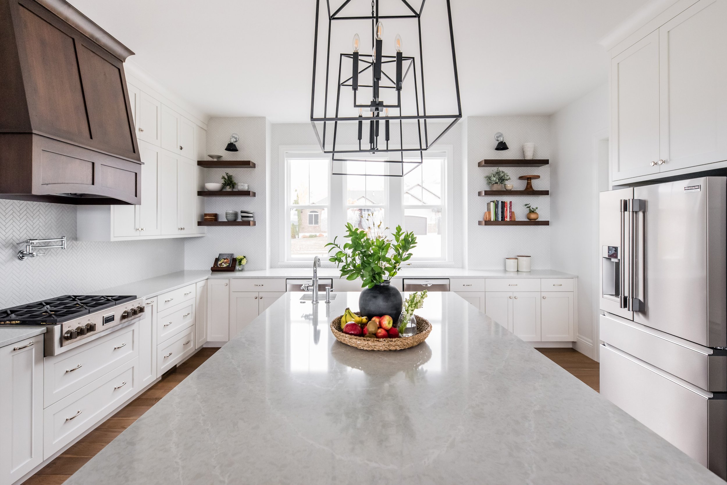  Liz Powell Design gives tips about how to pick out cabinet colors for a kitchen with an accent wood hood. Cache Interior Designers plan out my new build kitchen #LizPowellDesign #InteriorDesignUtah #InteriorDesigner #buildingahome #cabinetry #dreamh