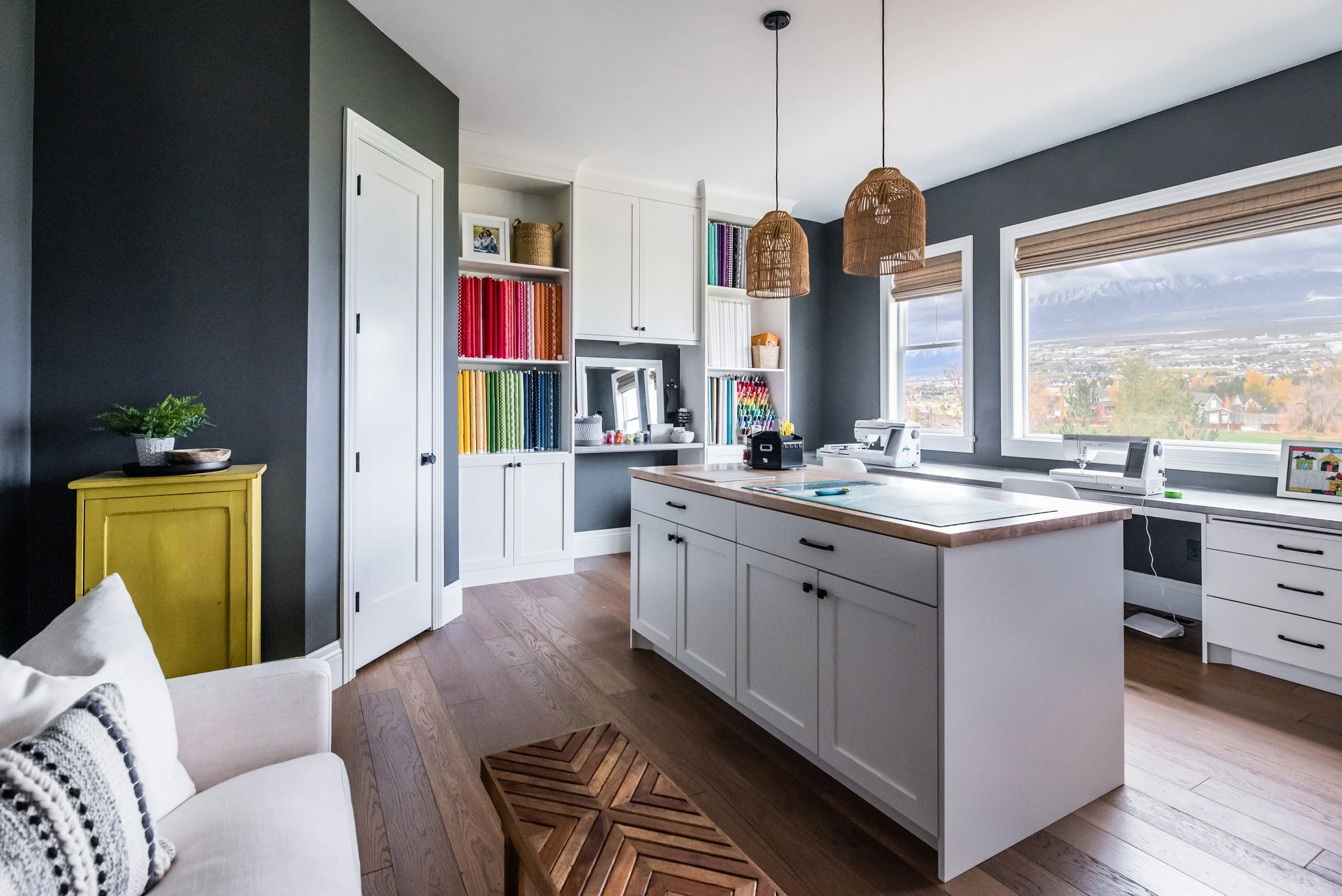  Pendant lights are an example of ambient lighting used by Liz Powell design. They can help set the overall mood for any kitchen  #InteriorDesigner #LizPowellDesign #InteriorDesignUtah #buildingahome #lightingoptions #dreamhome #interiors #newbuild #