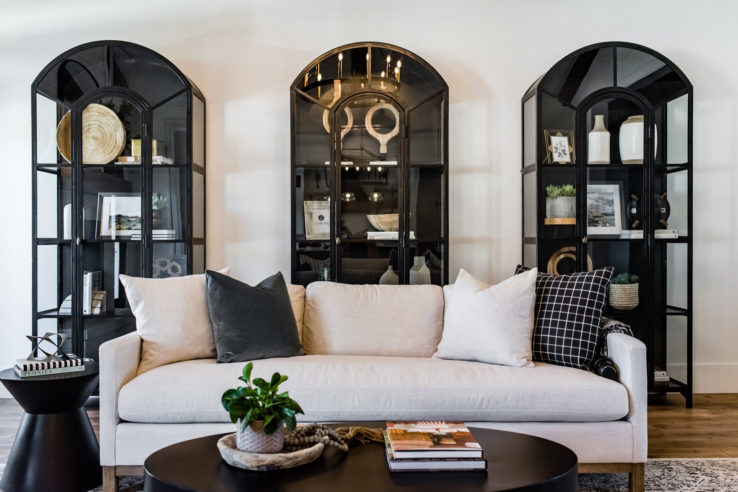  A tip from Liz Powell design is that a home should reflect the people who live there. Including favorite art prints, beloved travel souvenirs, and family photos #interiordesigner #LizPowellDesign #InteriorDesignUtah #buildingahome #finishingtouches 