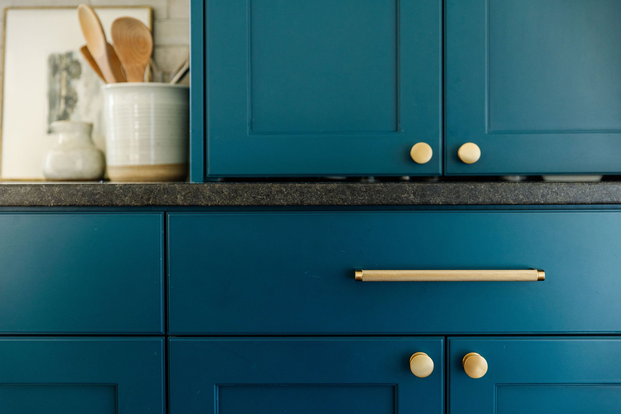  This detail-focused photo shows the texture of the drawer handle and the smooth texture of the cabinets.Golden cabinet handles dark gray countertop extra long drawer pulls #detailshot #closeupdetail #goldhandles #darkcountertop&nbsp; 