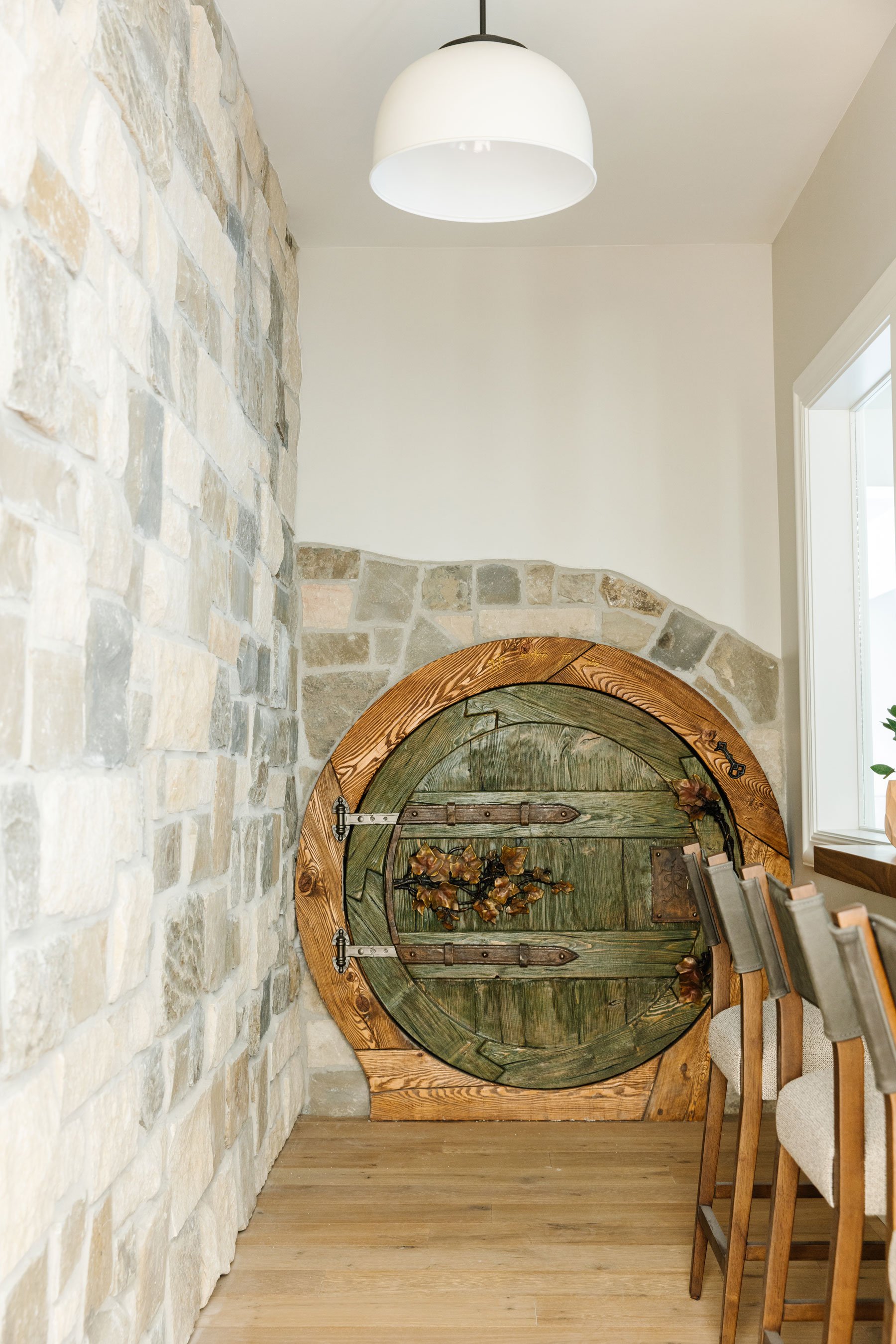  If the hobbit door doesn’t make you feel like you’re about to travel to Middle Earth, the stone cottage pattern on the wall will help promote that feeling. Hobbit door stone cottage wall Lord of the Rings theme room #hobbitdoor #stonecottage #lordof