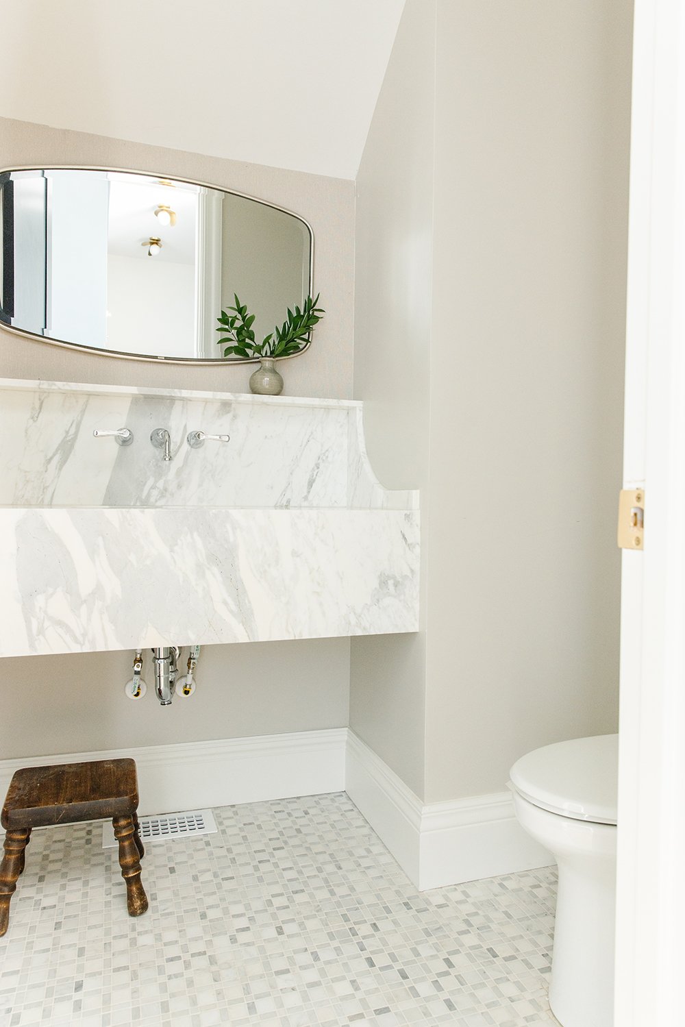  Liz Powell uses light colors to give this bathroom a clean, fresh feel. The subtle pattern of the tile and the marble complement each other. Neutral bathroom beige white #lizpowell #freshbathroom #colorwheel&nbsp; 