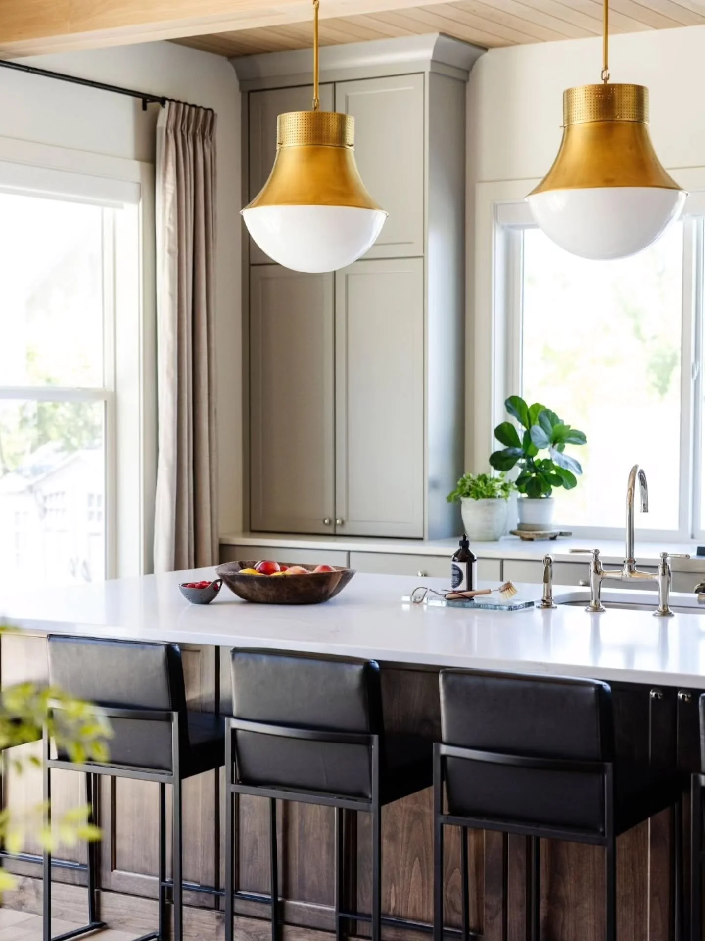 Let's get up close and personal on this kitchen, shall we!!??
There are so many unique features that make my clients give up doordash!! 

#itsallaboutfamily project
Photo by @jessicas.photography