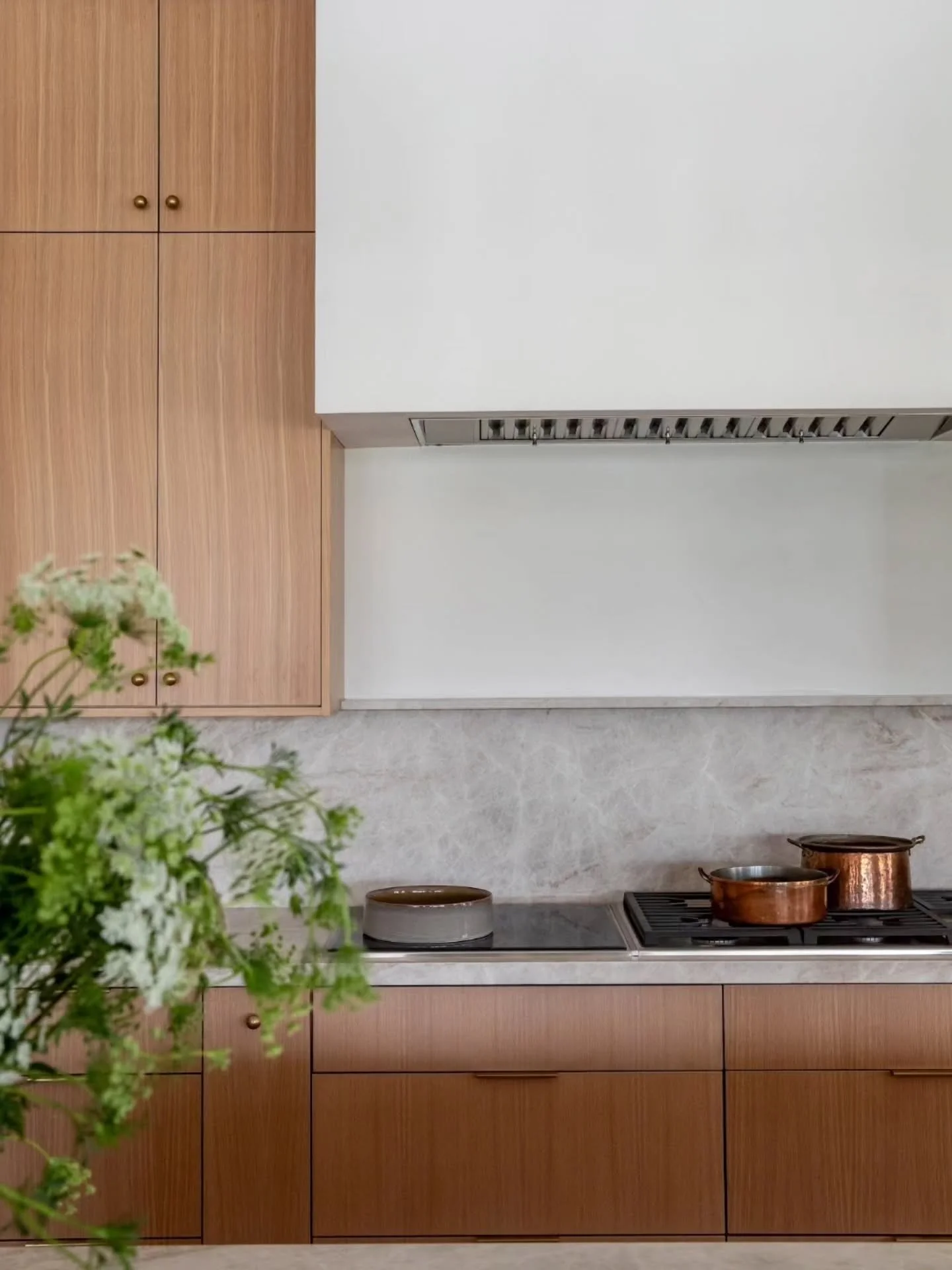 What makes this kitchen special???

Built in fridge/freezer
2 dishwashers
Steam oven
Both induction and gas cooktop
Powerful and quiet hood vent

Thank you @mountainlanddesign  for making this kitchen the hardest working kitchen in town!!

Interior a