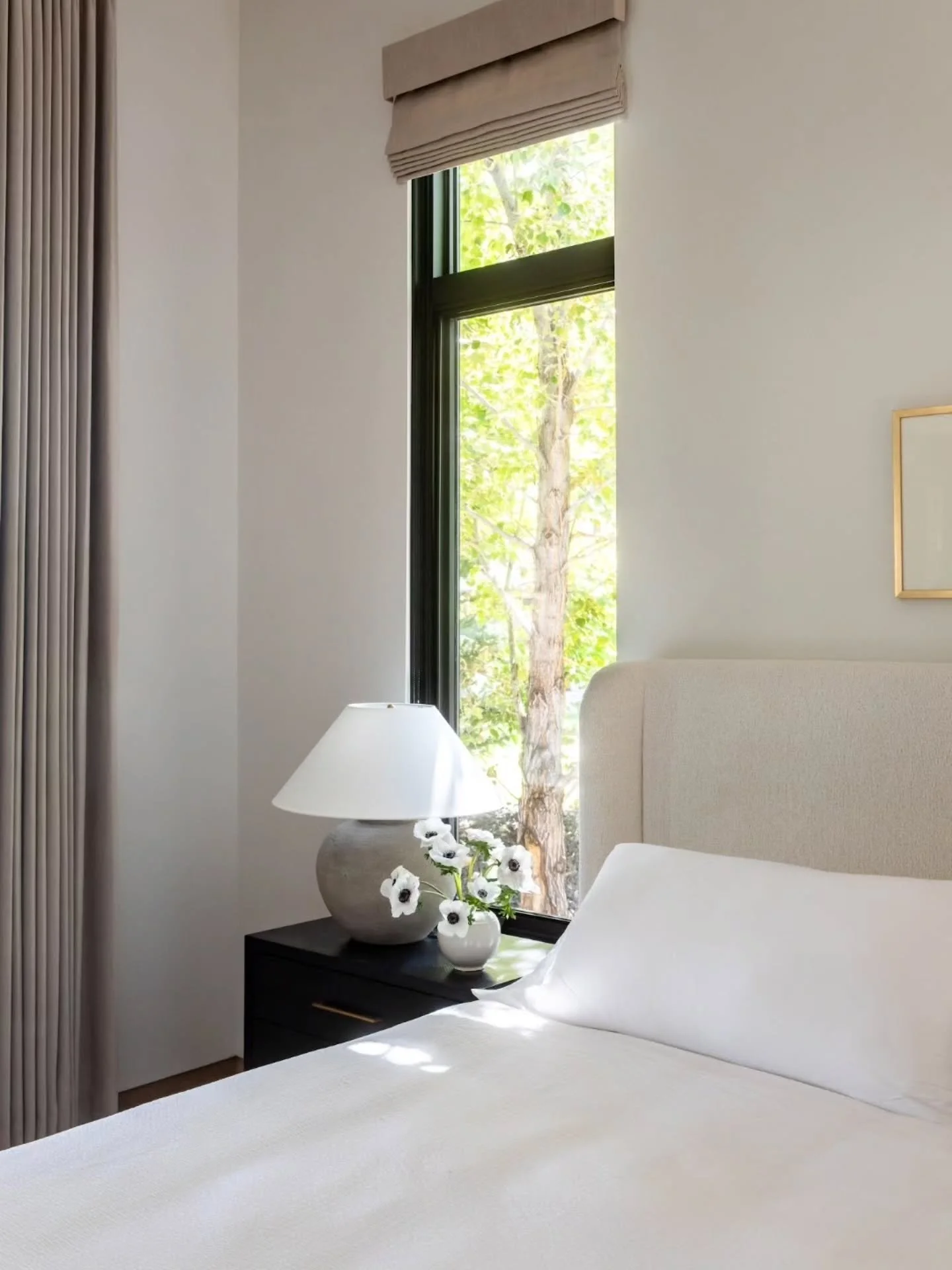 Morning light, fresh clean bedding, and fresh flowers... pure heaven!

Design @lizpowelldesign 
Photography @lindsay_salazar_photography