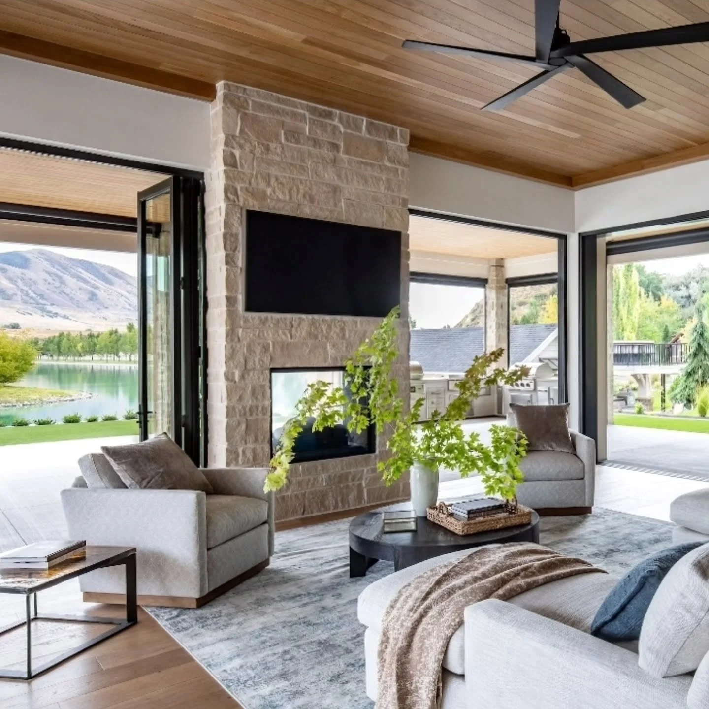 When all the walls open up and your family room truly becomes an indoor/outdoor space.

Design @lizpowelldesign
Photographer @lindsay_salazar_photography 
Contractor @stone_gate_homes 

#rowefurniture
