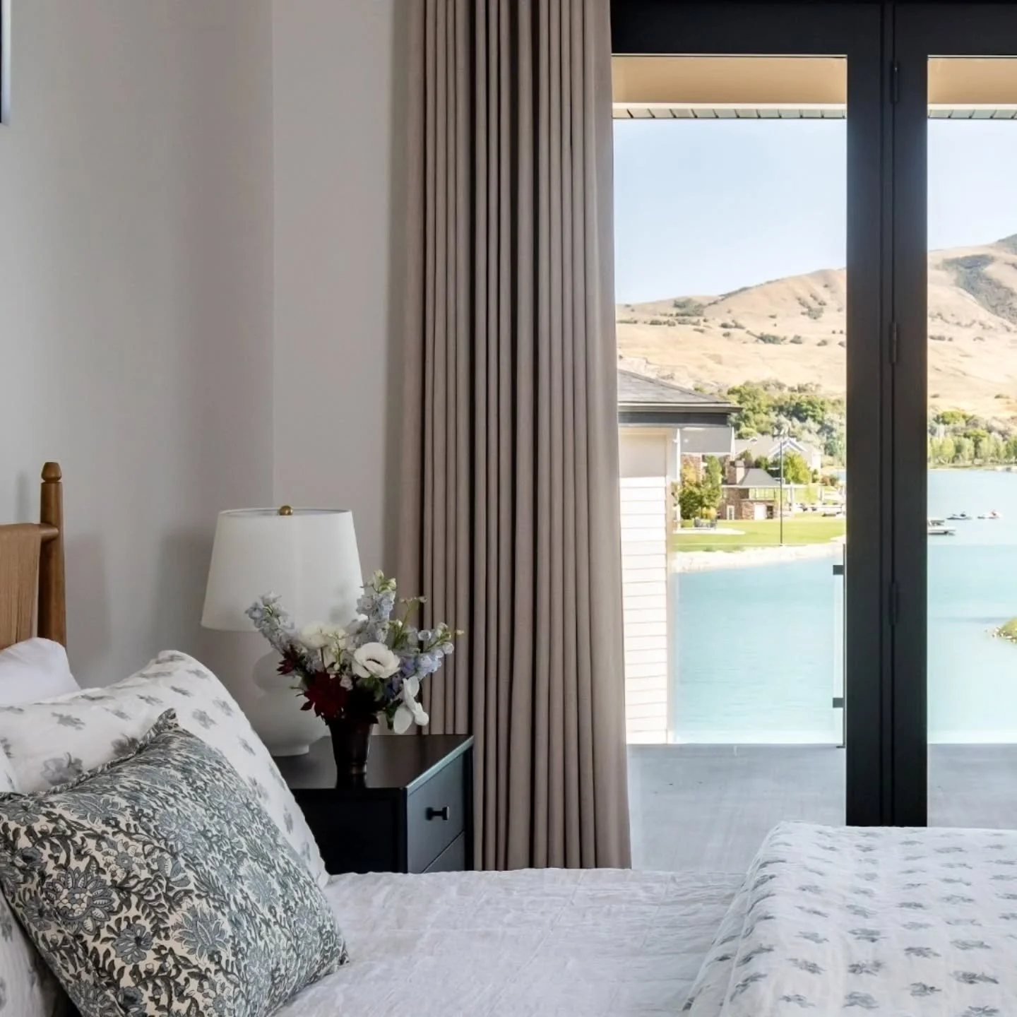 A lake view just out of your bedroom window? Yes, please!

#luxonethelake 
Design @lizpowelldesign
Contractor @stone_gate_homes 
Photographer @lindsay_salazar_photography 
Stylist @noellewrightstyles