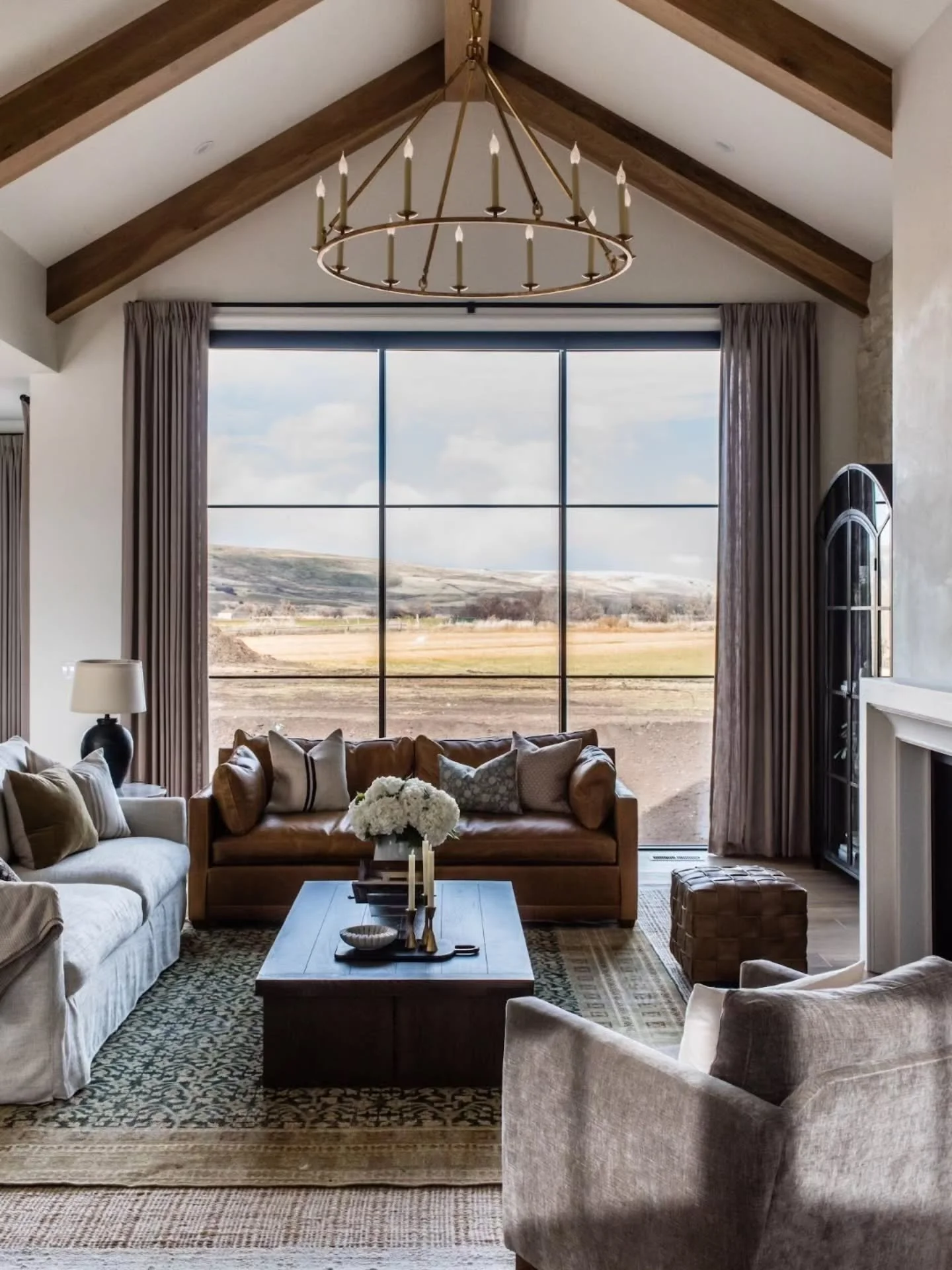 NOTHING improves a room like natural light!
#piece of paradise project
#wearevivir

Design @lizpowelldesign
Contractor @stone_gate_homes 
Photo @interiorsbyaimee