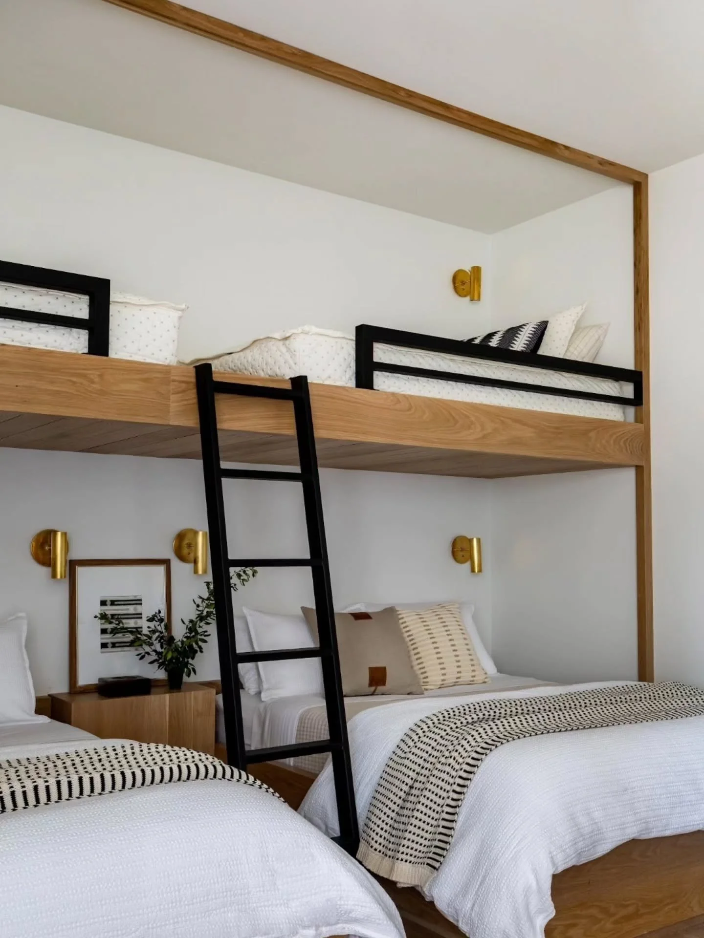 Bunk rooms are the funnest little treat. Grandbabies coming over? Perfect!!

Design @lizpowelldesign 
Contractor @stone_gate_homes 
Photo @lindsay_salazar_photography 
Styling @noellewrightstyles