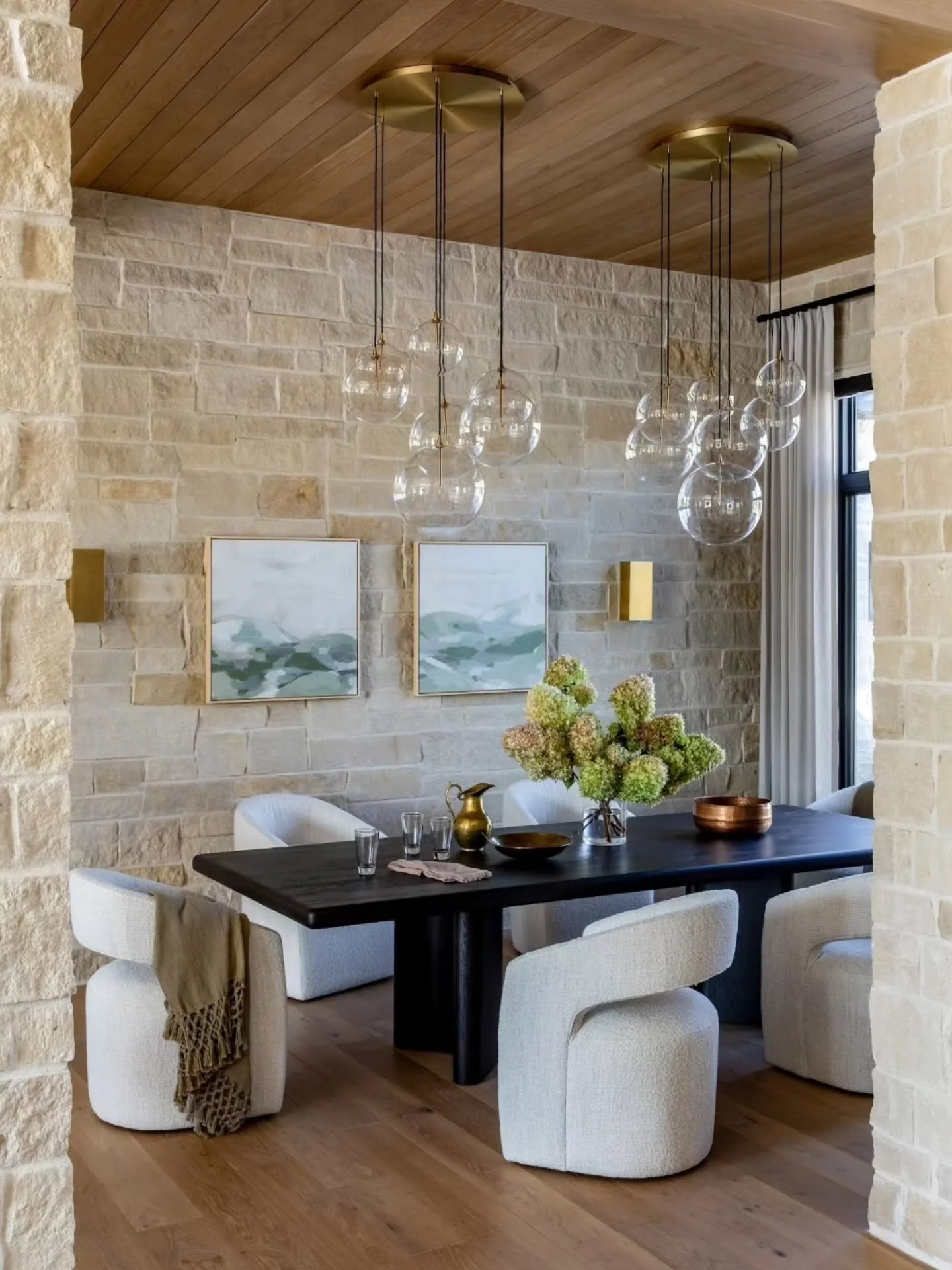 "There's no better friend than a good meal, and no better meal than one shared with friends."

Design @lizpowelldesign
Photographer @lindsay_salazar_photography
Contractor @stone_gate_homes