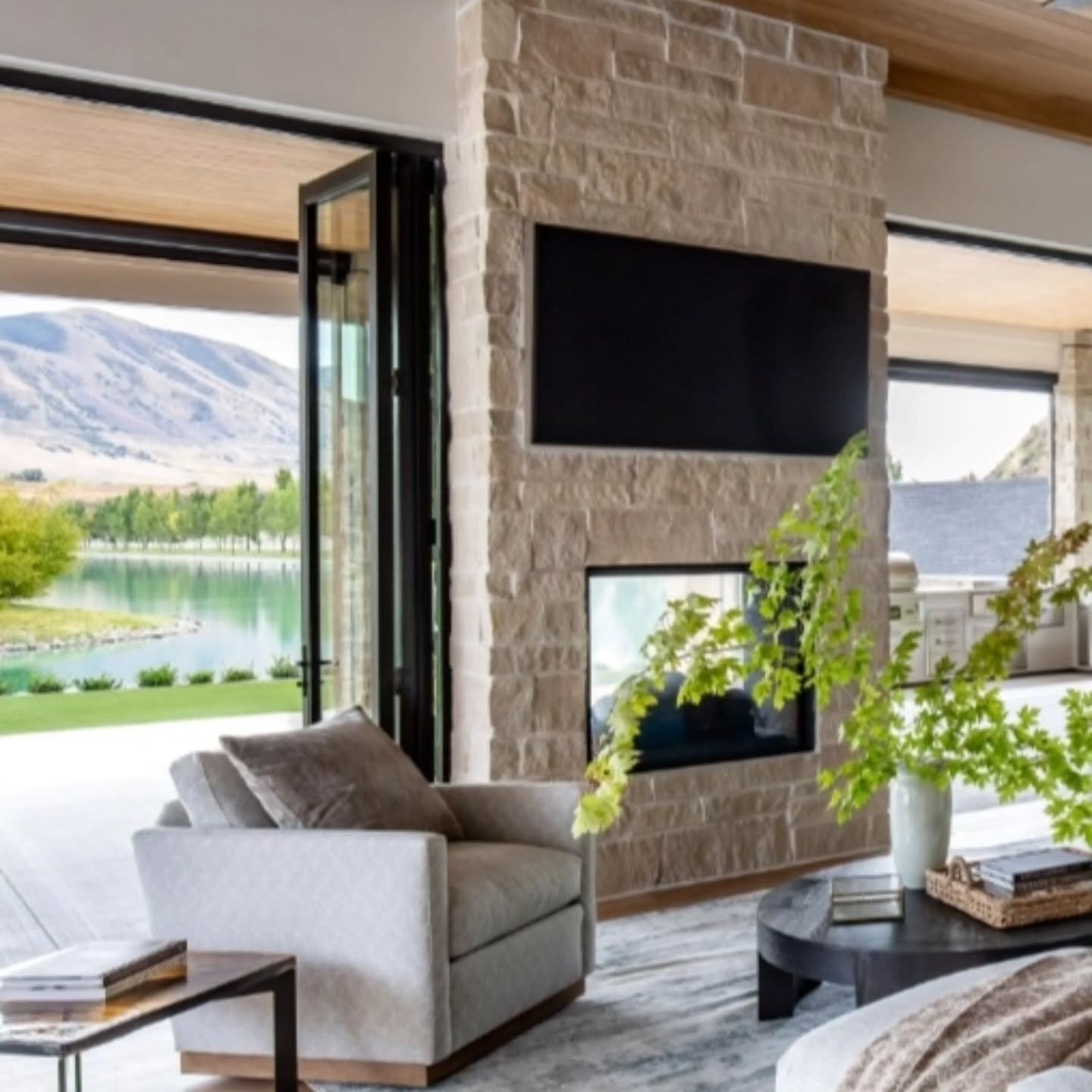 This family room... moveable doors on three sides make this the most fun indoor outdoor living! Let's go to the lake!!
#luxonthelake 

Design @lizpowelldesign 
Contractor @stone_gate_homes 
Photo @lindsay_salazar_photography