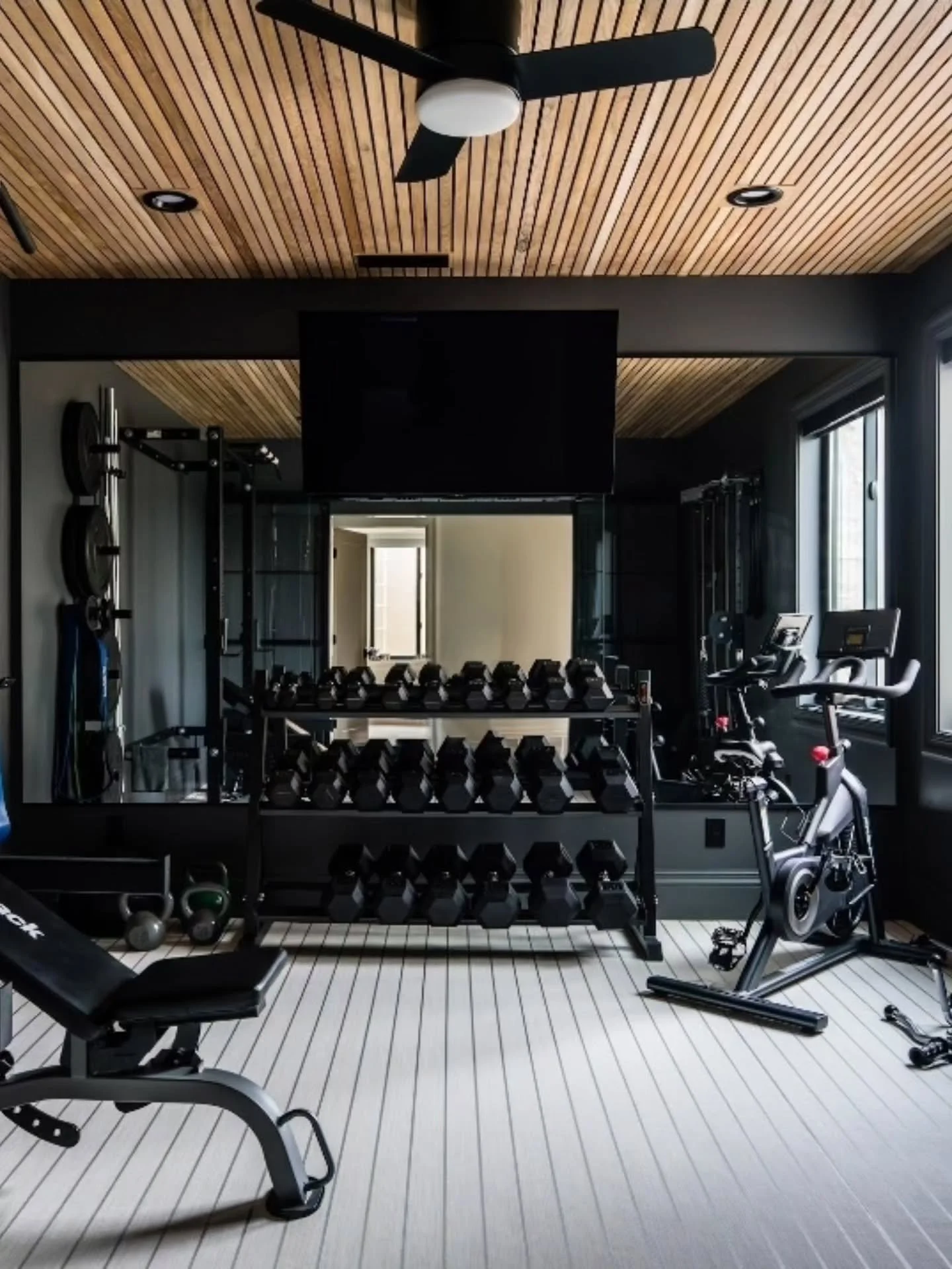 Get in those reps!
Same floor, totally different feel. 

#workout #strengthtraining 

Contractor @stone_gate_homes 
Designer @lizpowelldesign