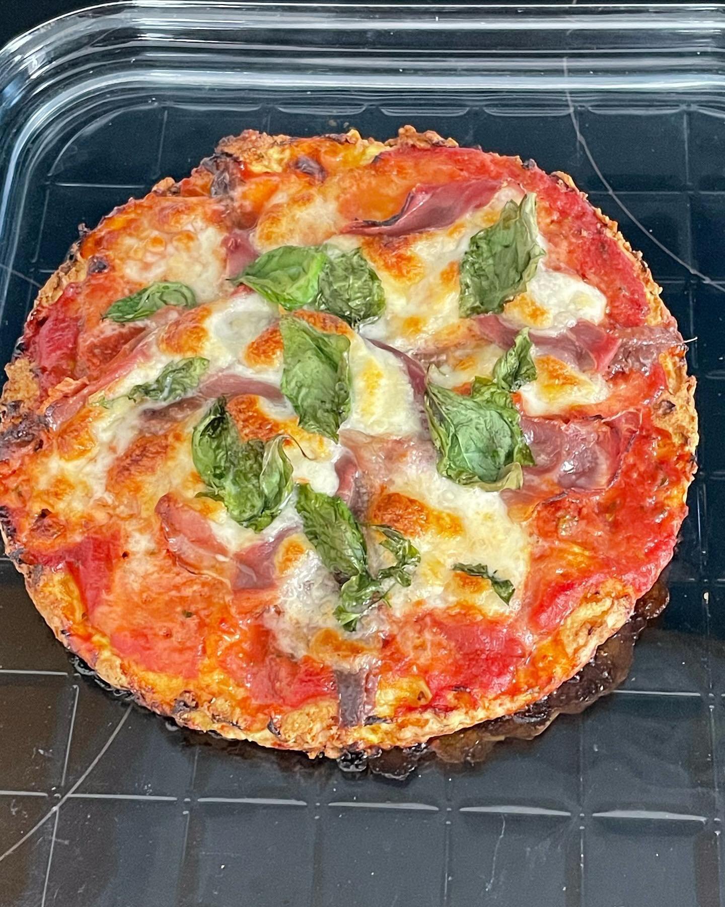 🍕🥚 Low-Carb, Nutritious Pizza 🌿🥦
&nbsp;
I love pizza but I&rsquo;m also mindful about the type, quantity and timing of my carbohydrate intake.
&nbsp;
This recipe is a great option if, like me, you are keeping an eye on your carbs!
&nbsp;
The base