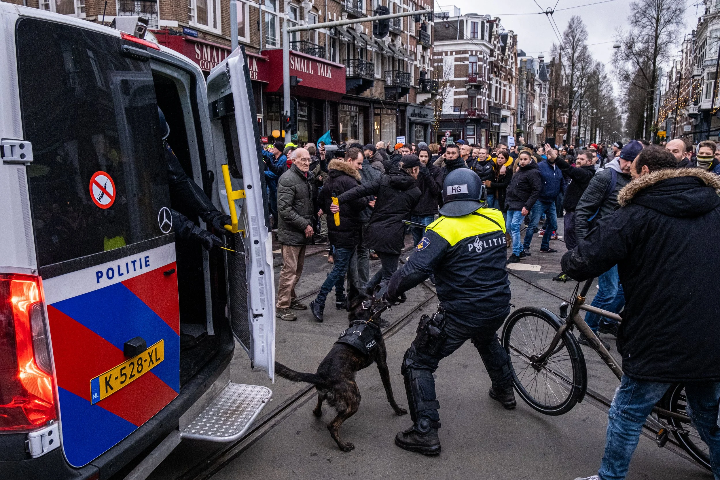 De politie heeft vandaag bij de demonstratie tegen de coronamaatregelen in Amsterdam dertig mensen aangehouden. Ze worden verdacht van het verstoren van de openbare orde, het overtreden van de Wet op de identificatieplicht, verboden wapenbezit, beled