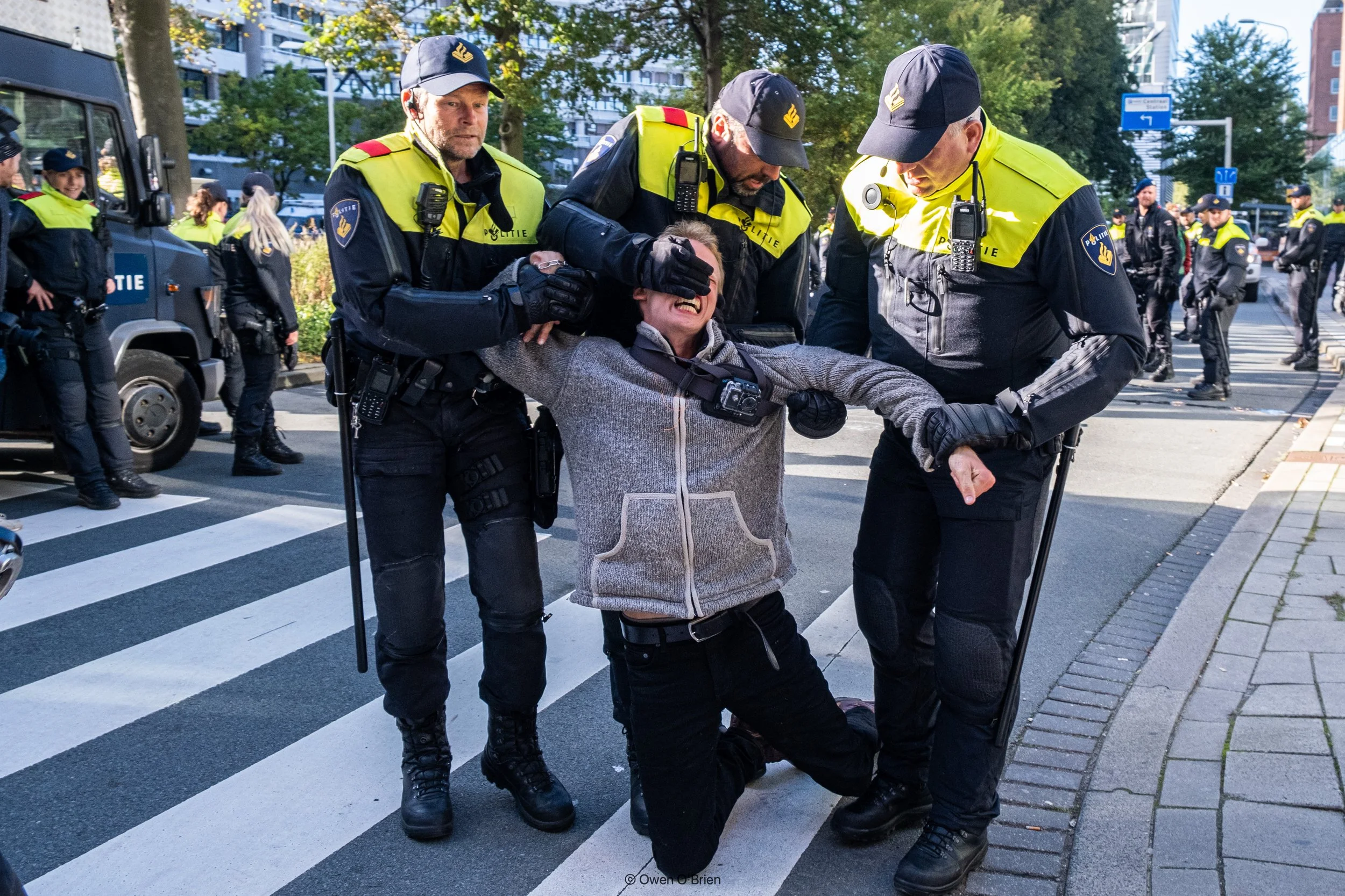 Het Parate Peloton grijpt in tijdens een demonstratie van Extinction Rebellion in Den Haag (oktober 2021).