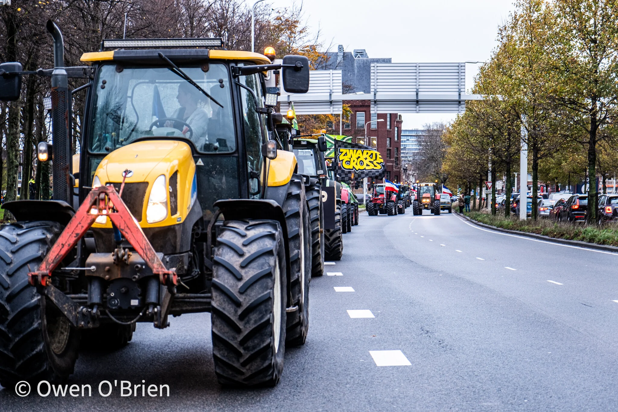 Boze boeren rijden het Malieveld op met hun tractoren ondanks het verbod van de burgemeester (november 2020).