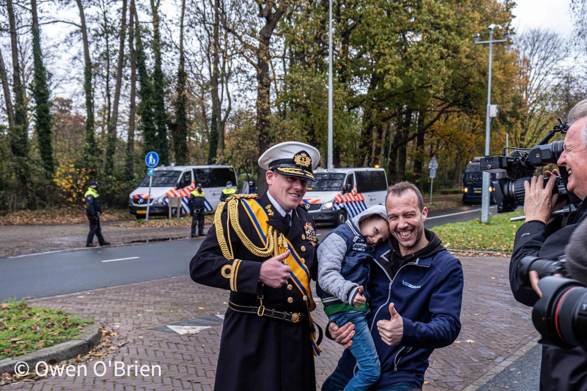 Een nepkoning gaat op de foto met een boer voor de ingang van Paleis Huis ten Bosch in Den Haag (november 2020).
