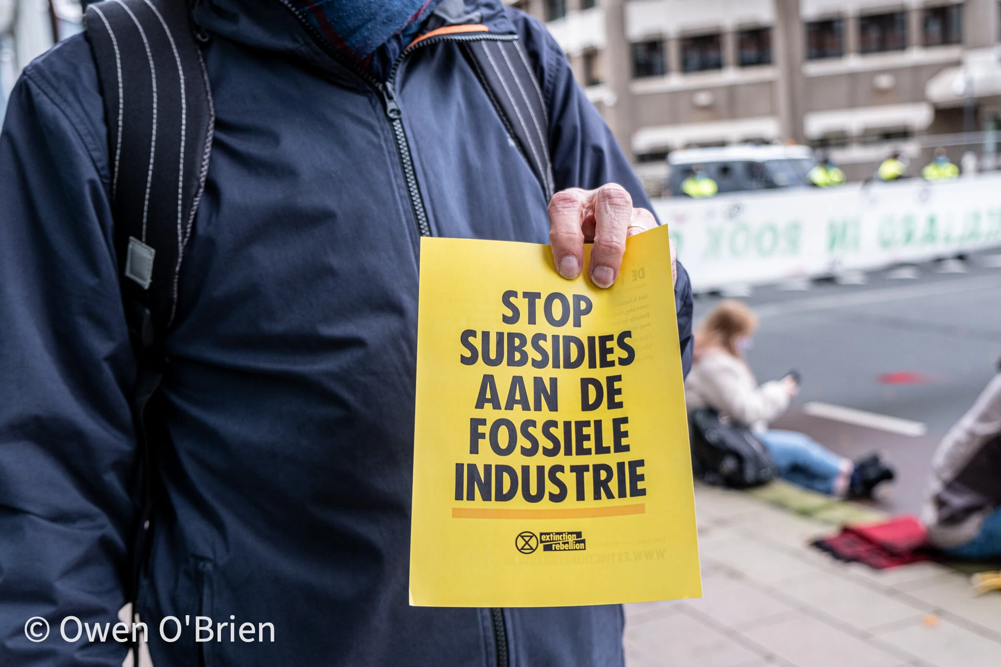 Demonstranten van Protestbeweging ‘Extinction Rebelion’ delen folders uit aan voorbijgangers (november 2020).