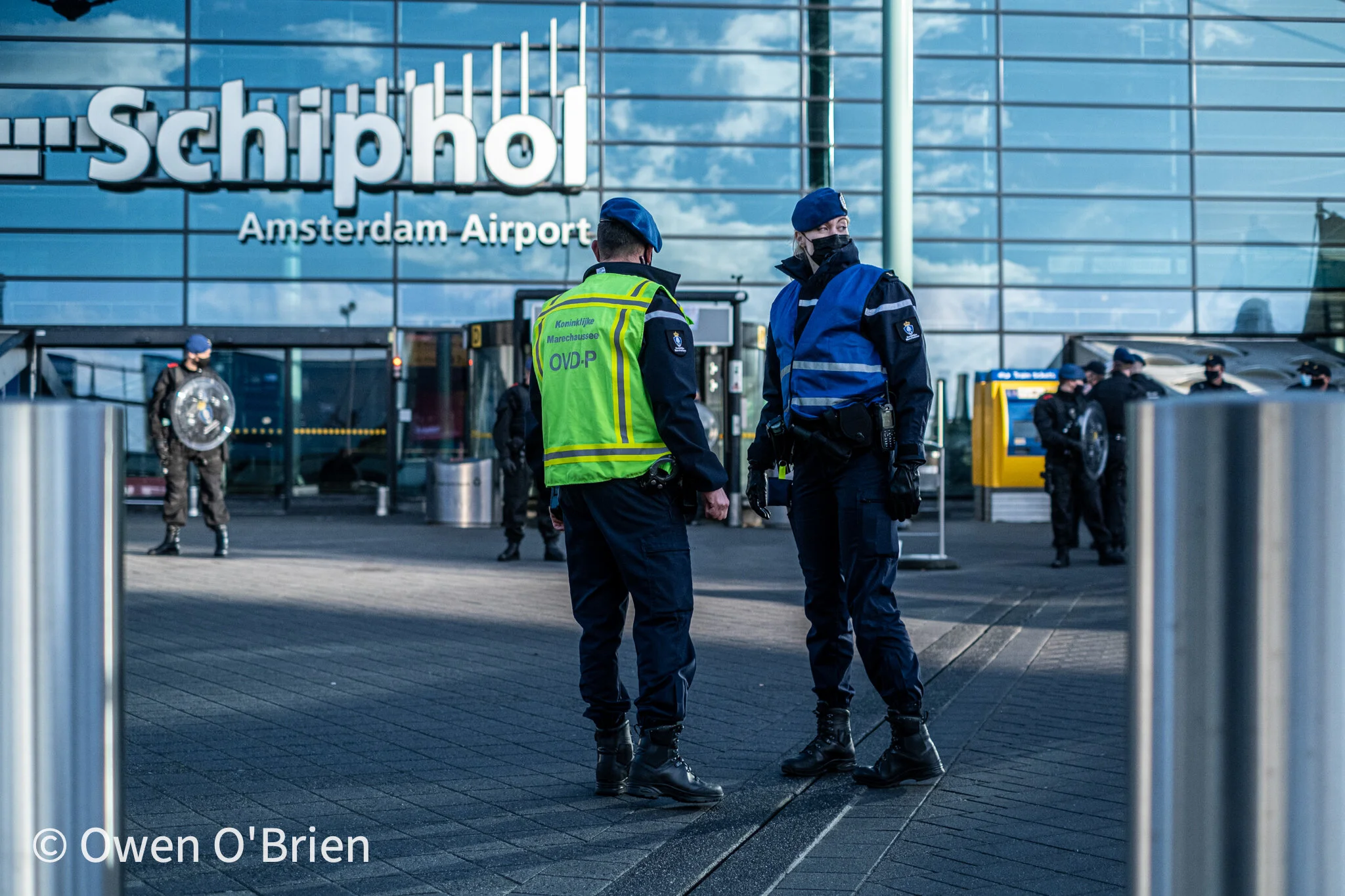 De marechaussee voert op Schiphol overleg over de actievoerders van Extinction Rebellion (december 2020).