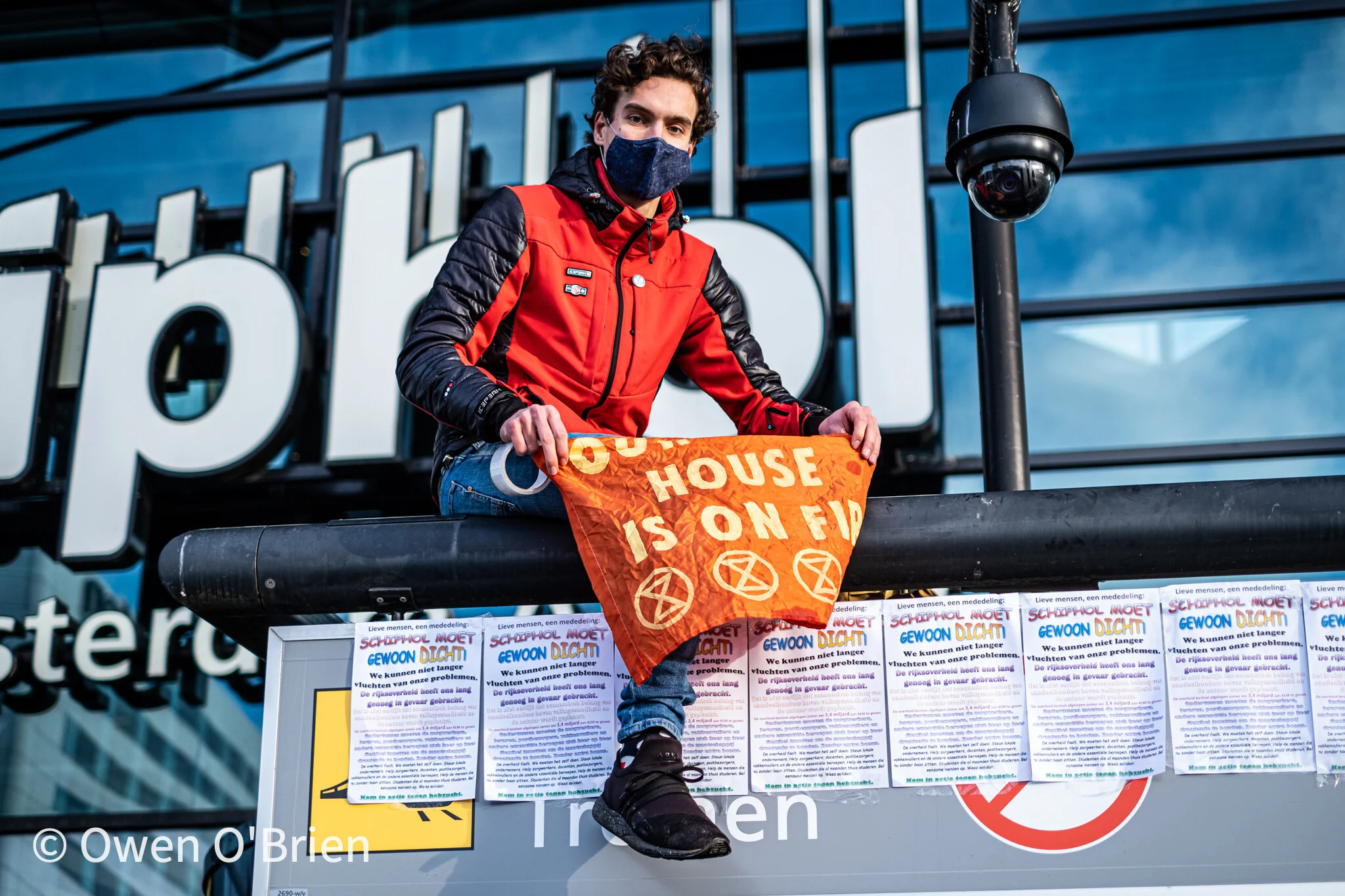 De actiegroep is het niet eens met de voorkeursbehandeling die de luchthaven in de coronacrisis zou krijgen (december 2020).