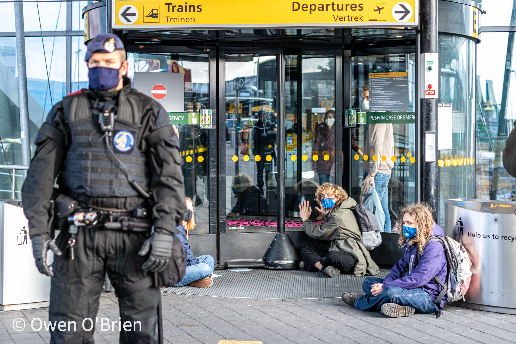 Meerdere actievoerders blokkeren de ingangen van luchthaven Schiphol (december 2020).