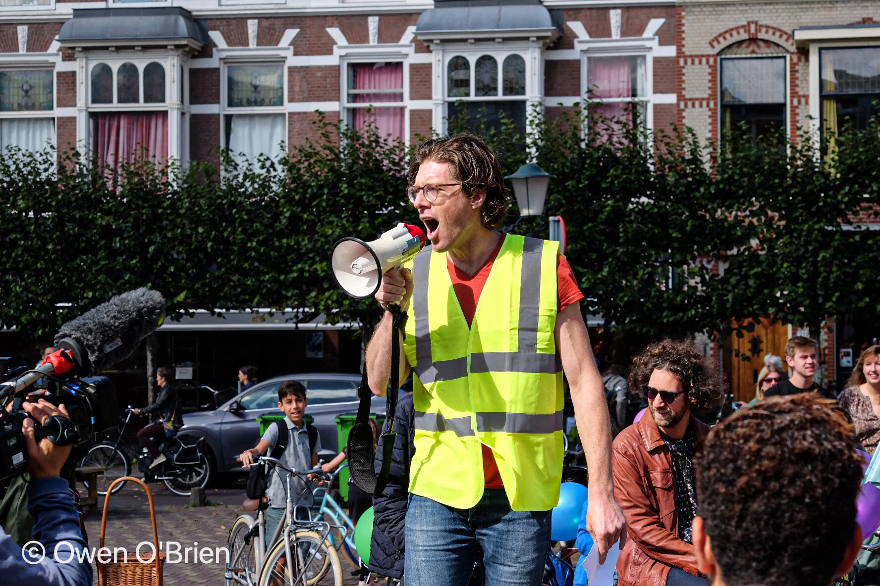 Organisator Bart Beuving spreekt de aanwezige demonstranten toe voor de start van het protest (september 2020).
