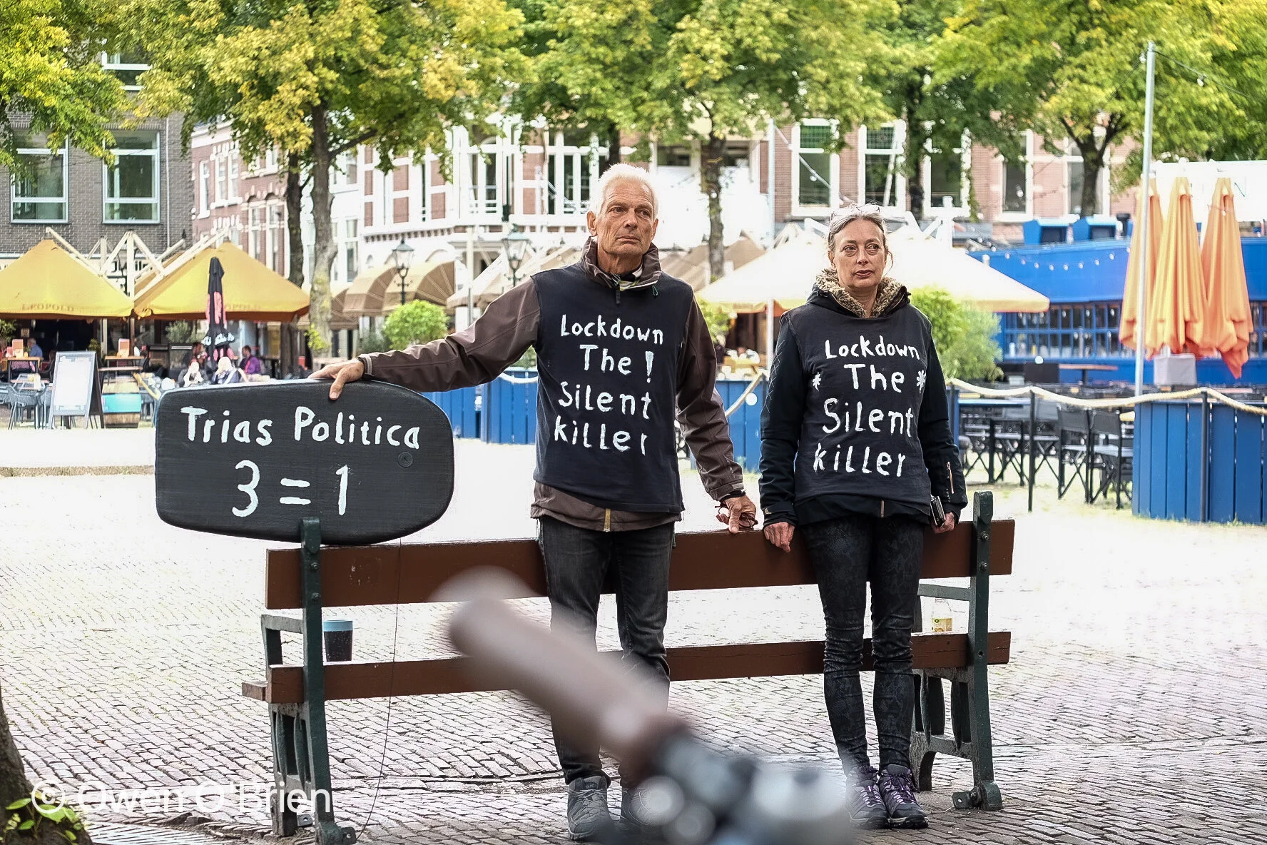 Govert Timmermans (links) demonstreert tegen de coronamaatregelen voor de tweede kamer (september 2020).