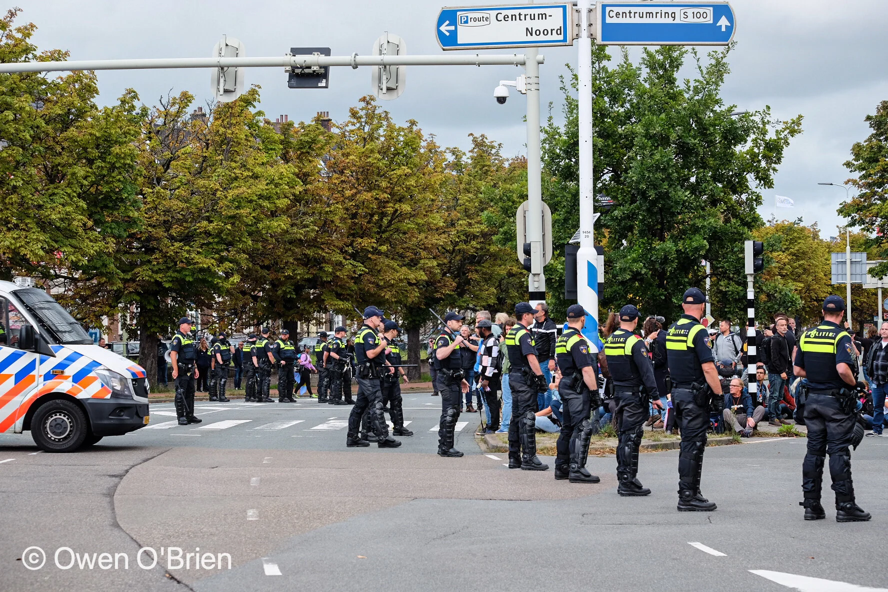 De Mobiele Eenheid sluit de weg naar het Malieveld af nadat een demonstratie uit de hand loopt in Den Haag (september 2020).