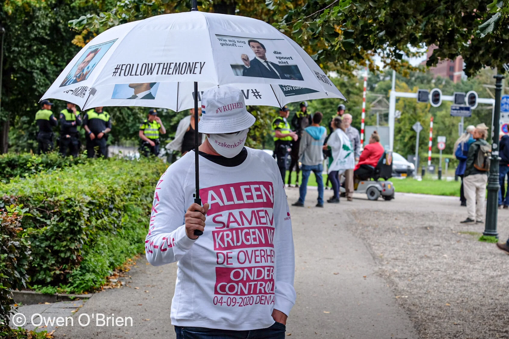 Een demonstrant trekt de aandacht van veel fotograven door zijn opvallende outfit (september 2020).