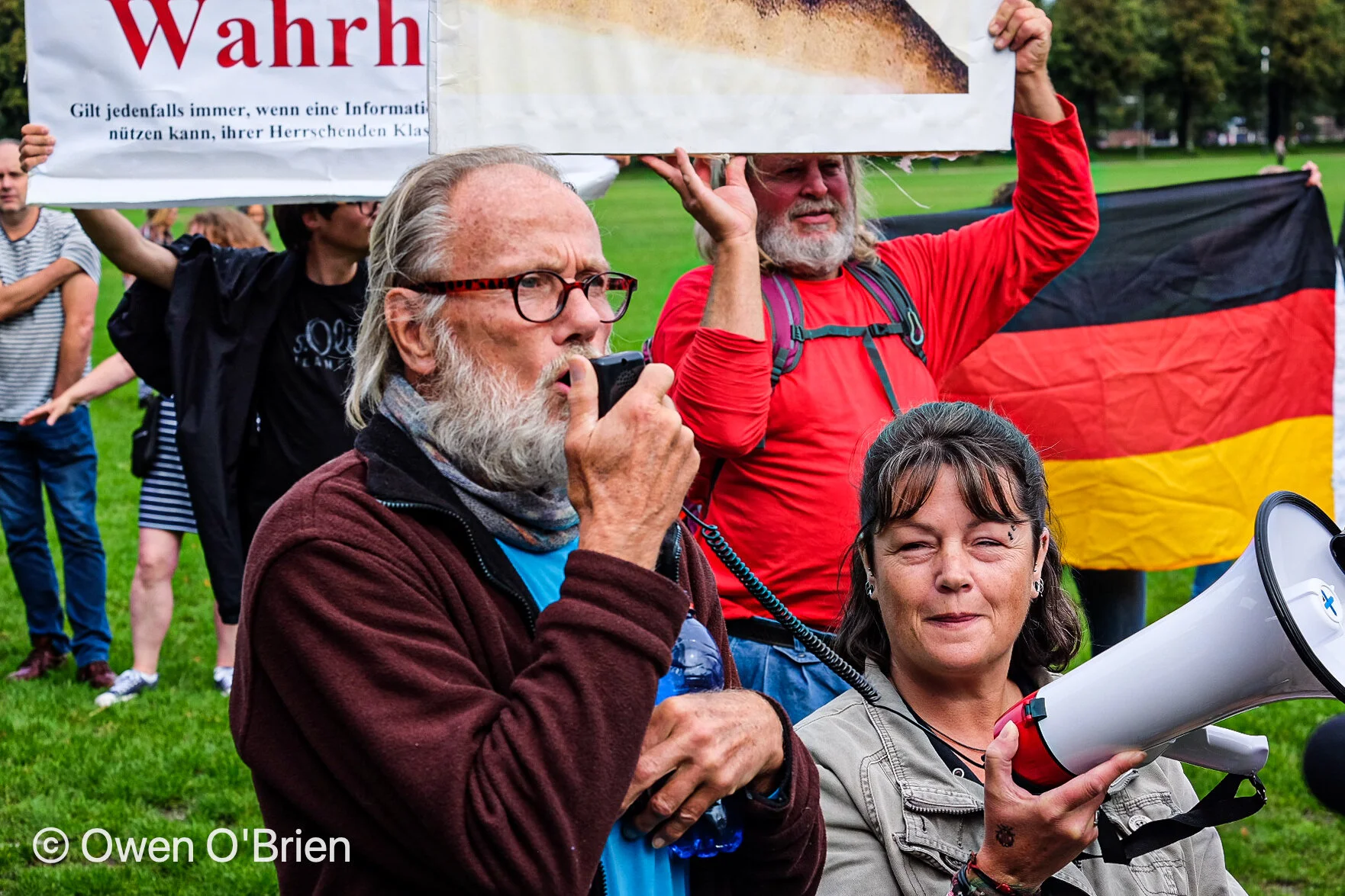 Een demonstrant spreekt de aanwezige toe op het Malieveld in Den Haag (september 2020).