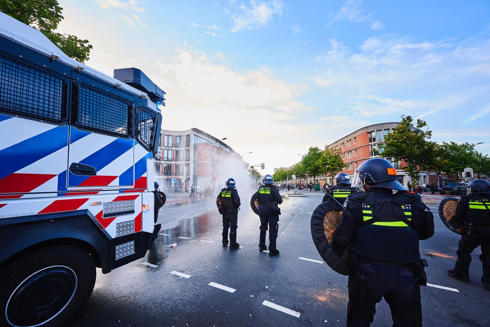Motoragenten vluchten, internationale verontwaardiging na rellen winst Marokko