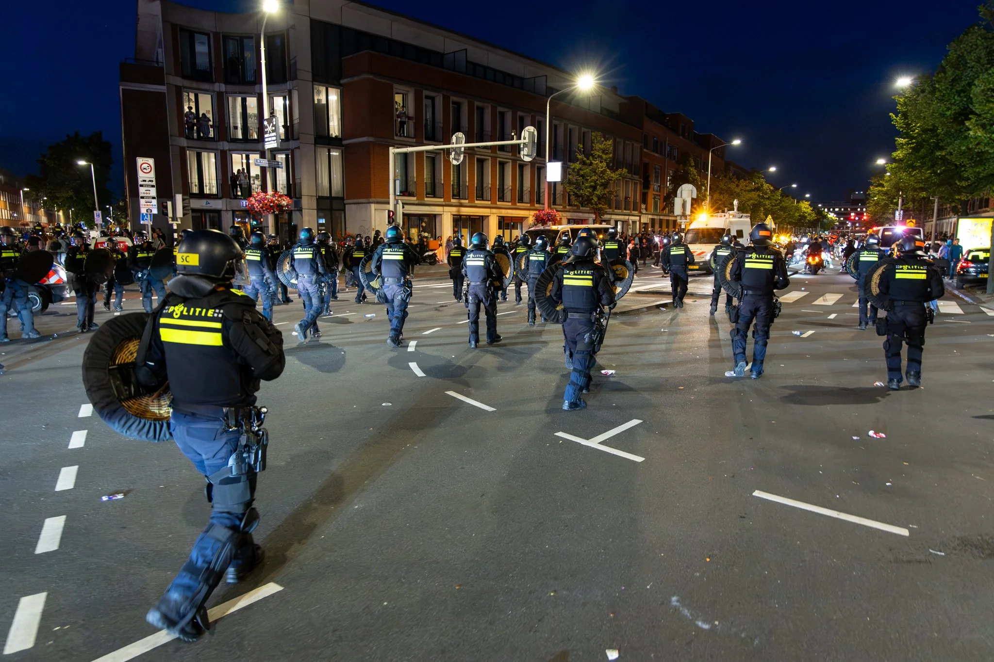 Politiepaarden bekogeld met vuurwerk, 29 aanhoudingen en agenten gewond in de Schilderswijk