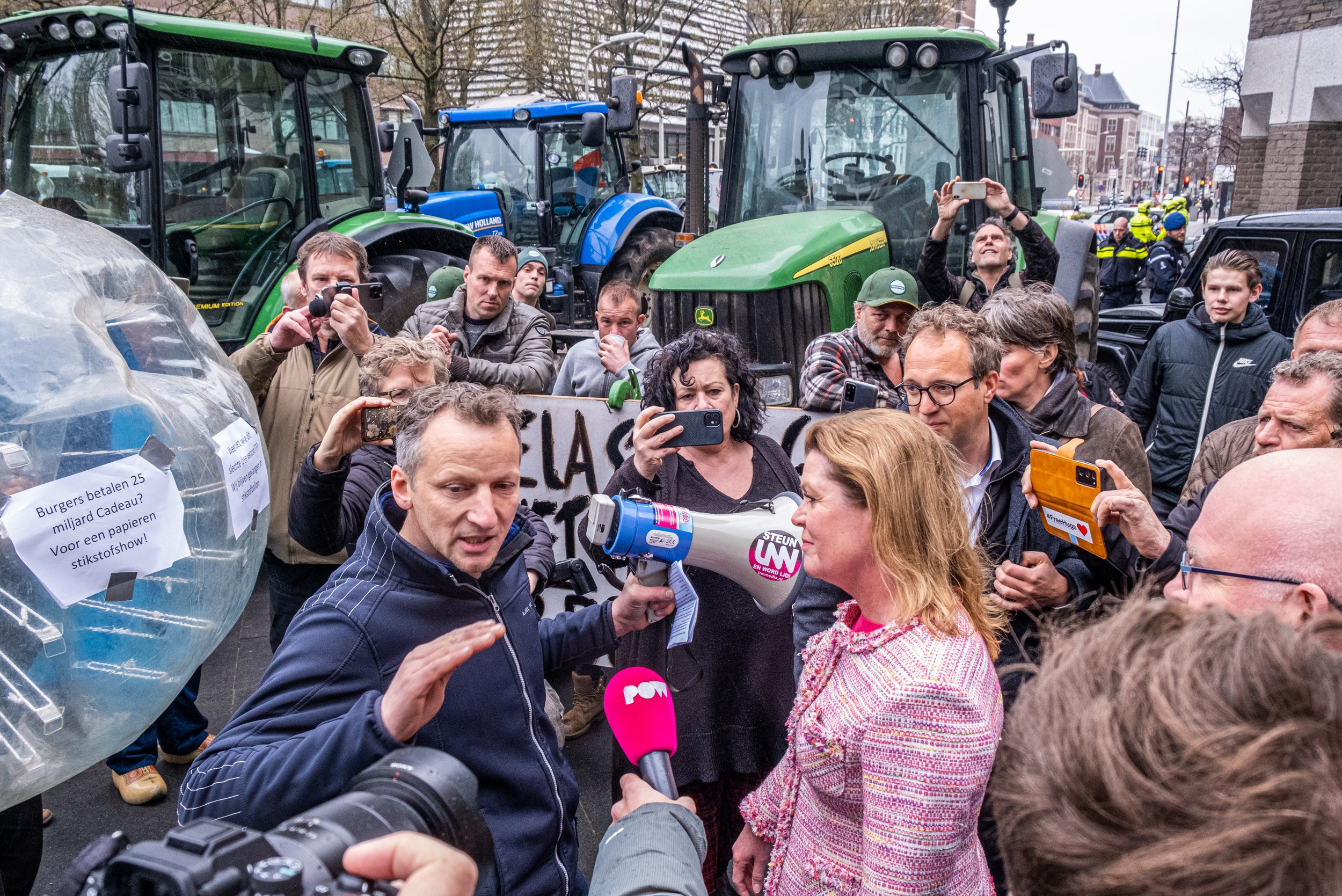 Een boze boer spreekt met Minister Van der Wal nabij de tijdelijke Tweede Kamer in Den Haag.