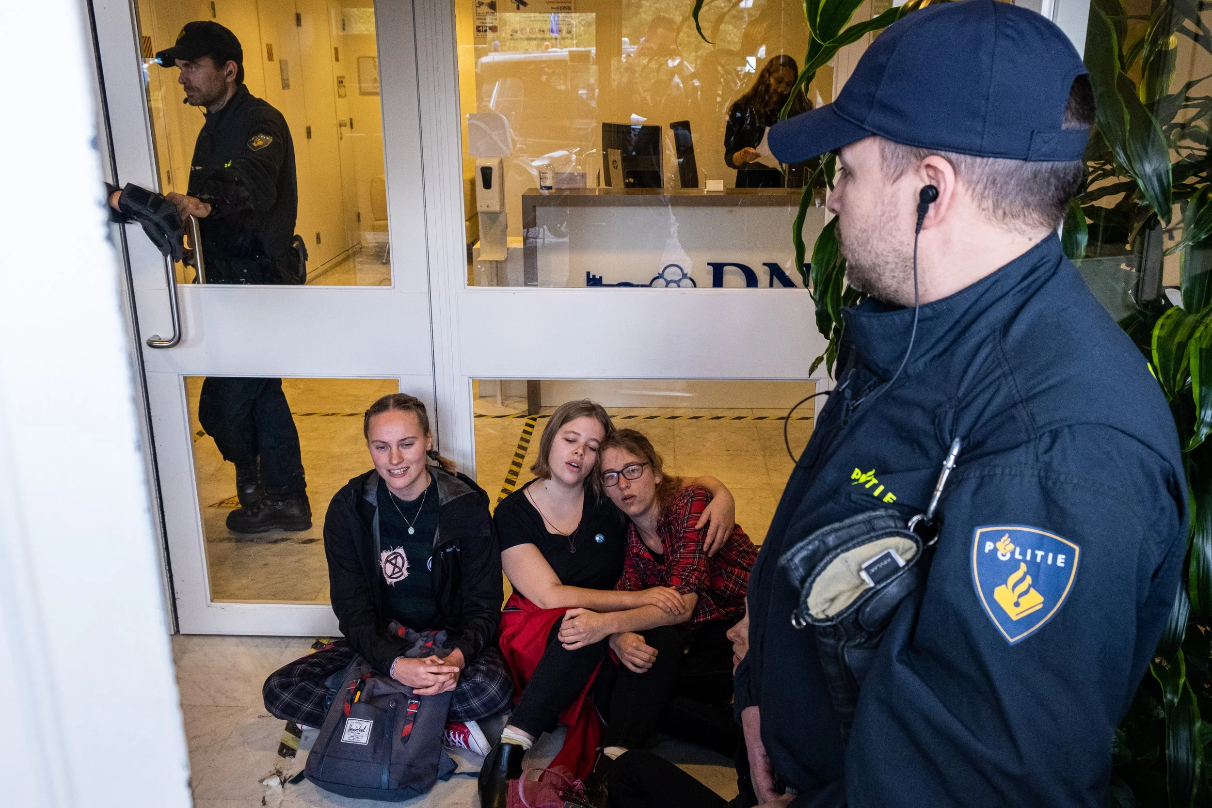 Actievoerders van Extinction Rebellion bezetten de ingang van de Nederlandse Kluis (oktober 2021).
