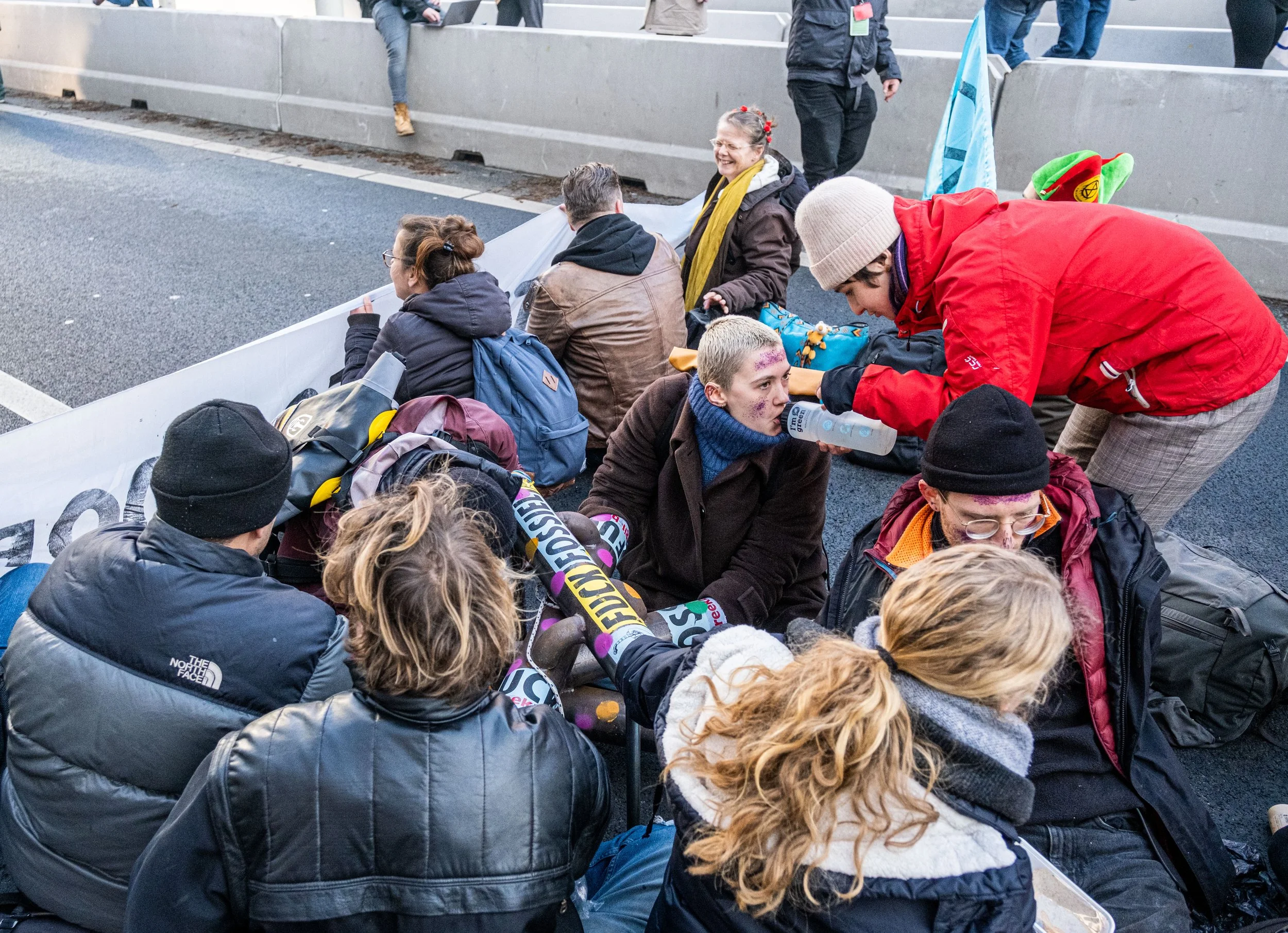 Politie arresteert honderden klimaatactivisten bij blokkade A12 O'Brien Media-8.jpg