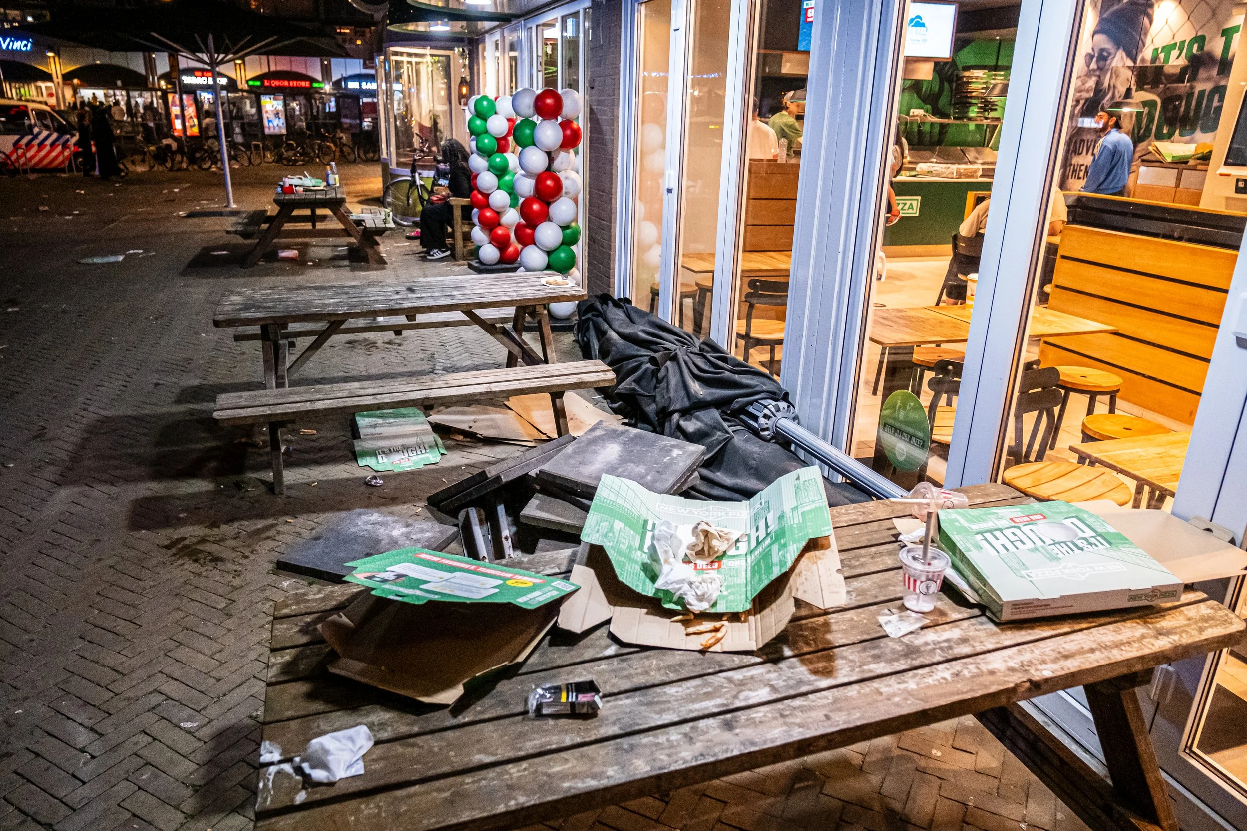 Schade aan een pizzeria na rellen in de badplaats. In Scheveningen is vanavond de mobiele eenheid ingezet vanwege rellen. 