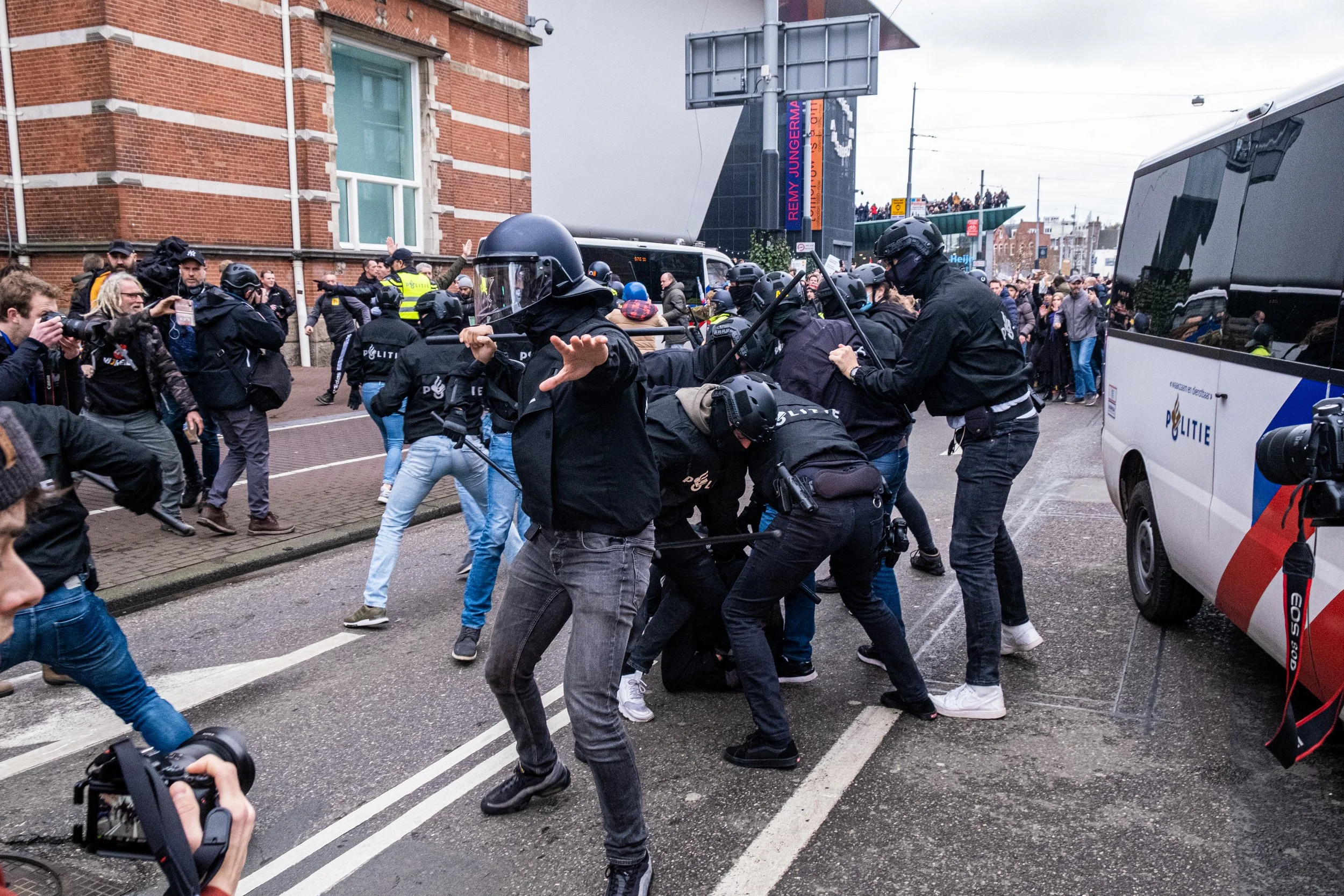 De politie heeft vandaag bij de demonstratie tegen de coronamaatregelen in Amsterdam dertig mensen aangehouden. Ze worden verdacht van het verstoren van de openbare orde, het overtreden van de Wet op de identificatieplicht, verboden wapenbezit, beled