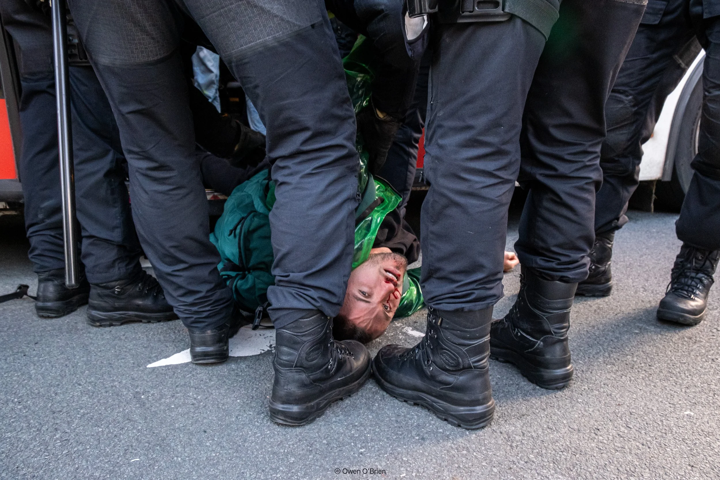 Een actievoerder van Extinction Rebellion tijdens zijn aanhouding ( oktober 2021).