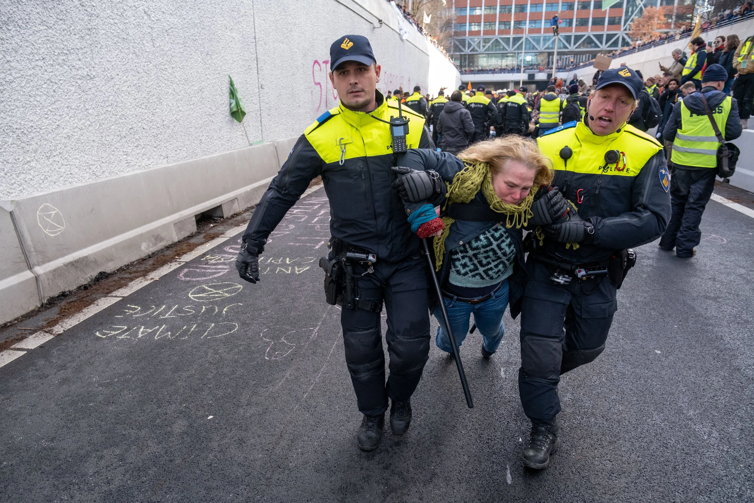 Politie arresteert honderden klimaatactivisten bij blokkade A12 O'Brien Media-5.jpg