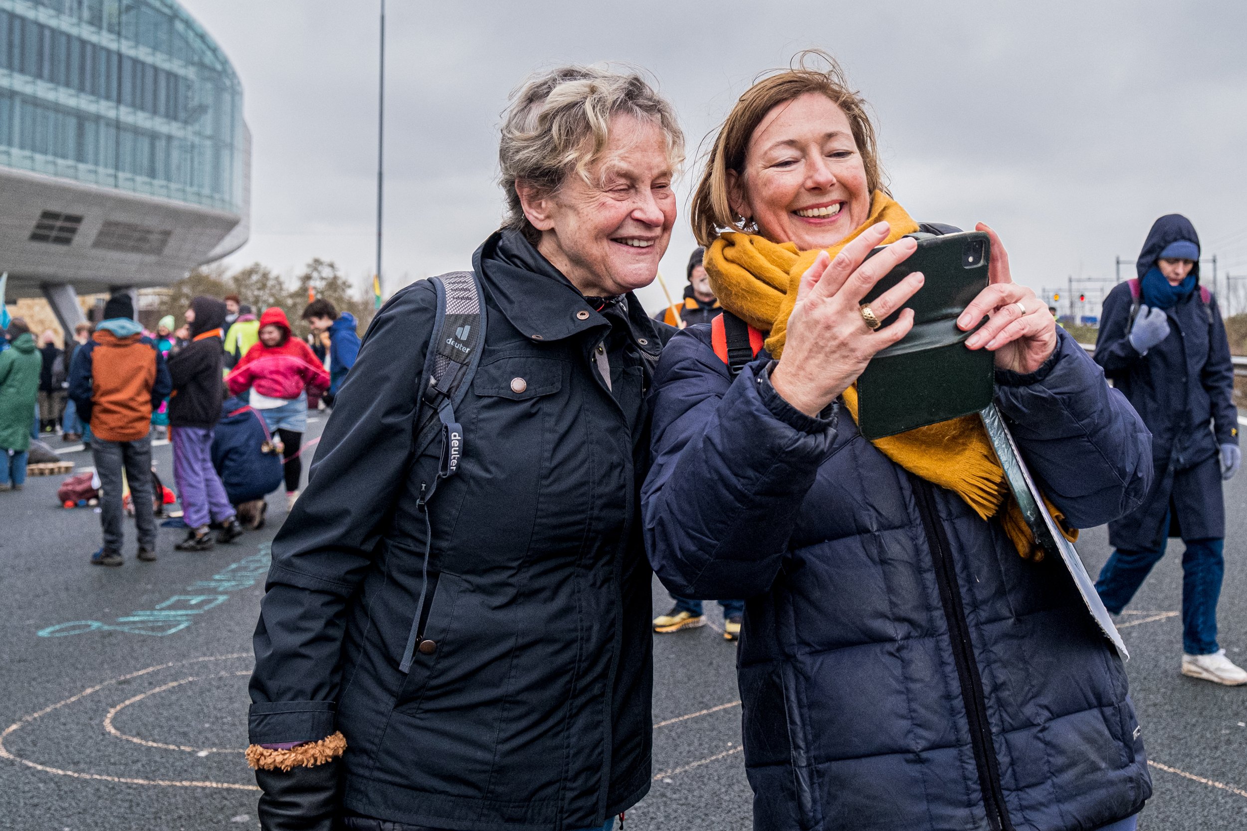 Bij de snelwegblokkade op de A10 is ook advocate Bénédicte Ficq aanwezig. (December 2023)