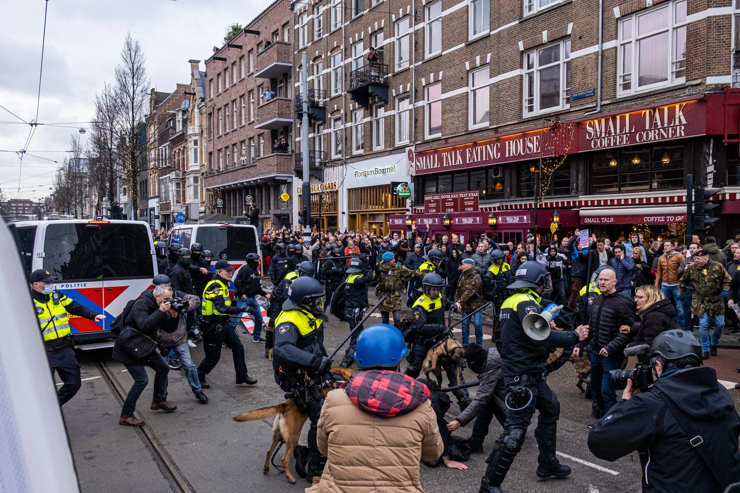 De politie heeft vandaag bij de demonstratie tegen de coronamaatregelen in Amsterdam dertig mensen aangehouden. Ze worden verdacht van het verstoren van de openbare orde, het overtreden van de Wet op de identificatieplicht, verboden wapenbezit, beled
