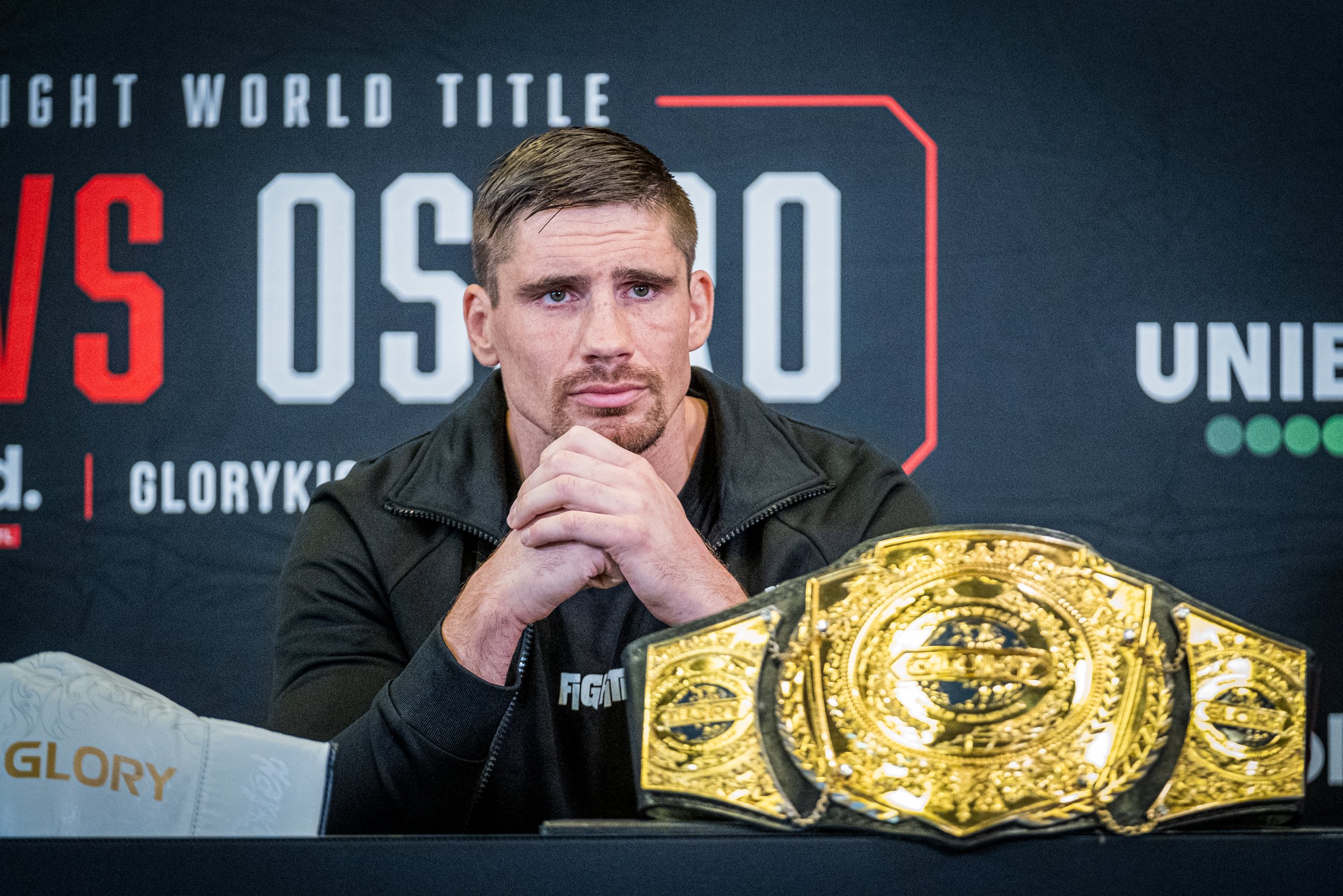 Staredown Rico Verhoeven en Tariq Osaro voor Glory Collision 6 (november 2023).